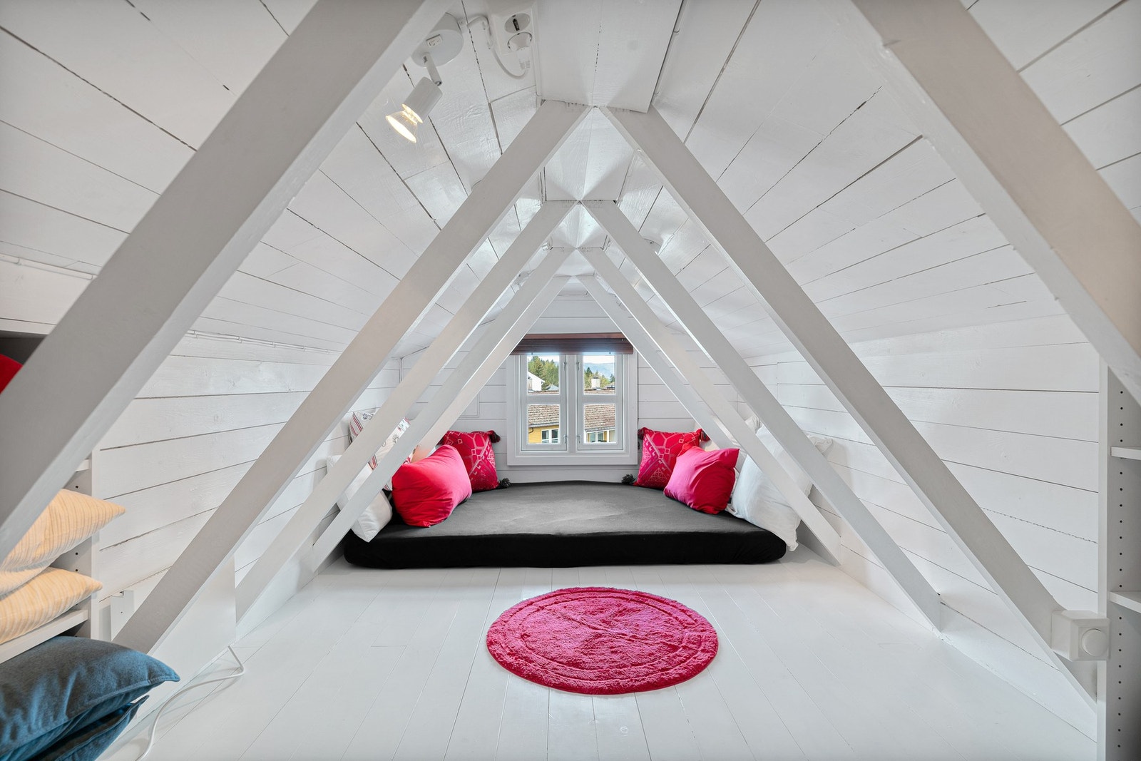 På loft er det lagt gulv og panel.
Oppgang via luke. Ikke godkjent som boligrom Galleribilde