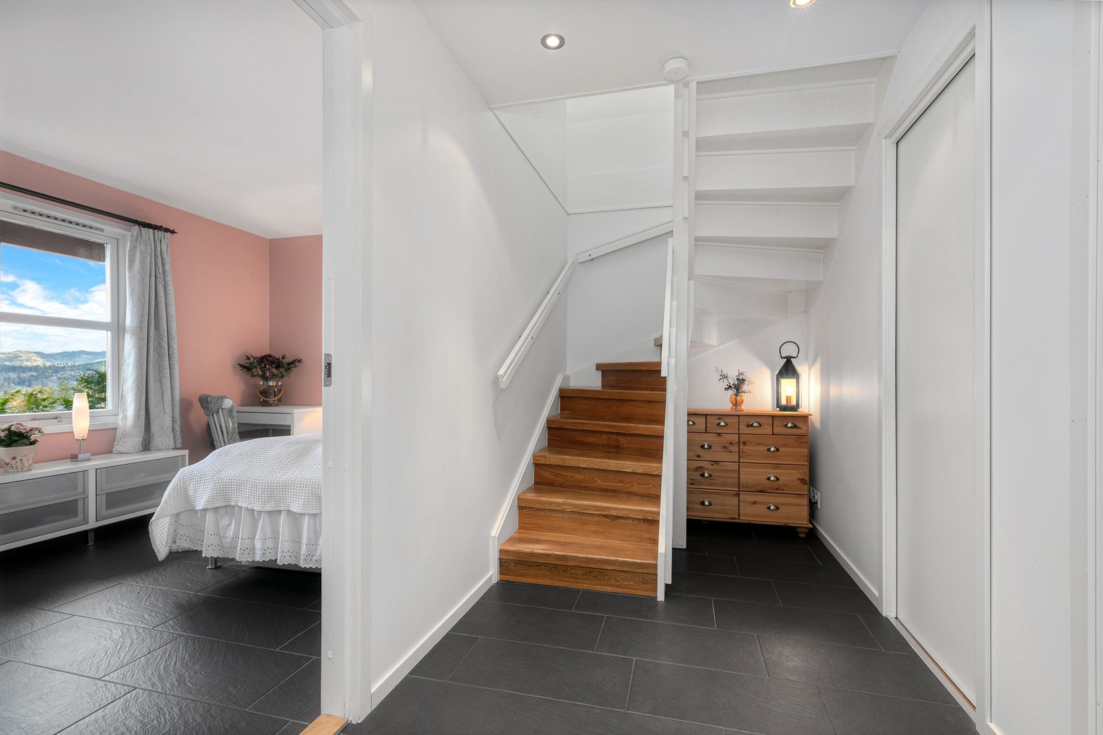 Fra hallen er det trapp opp til 1.etasje Galleribilde