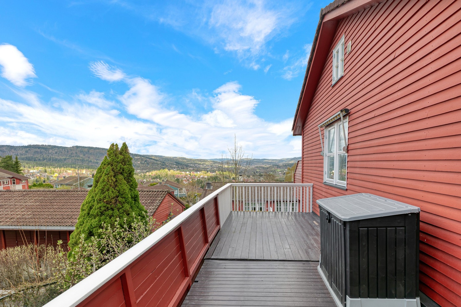 Terrassen går rundt huset og vender både mot syd og vest. Galleribilde