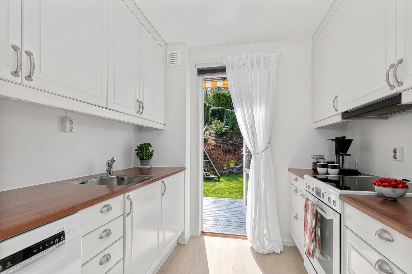 Fra kjøkkenet er det utgang til hyggelig og lun terrasse Galleribilde