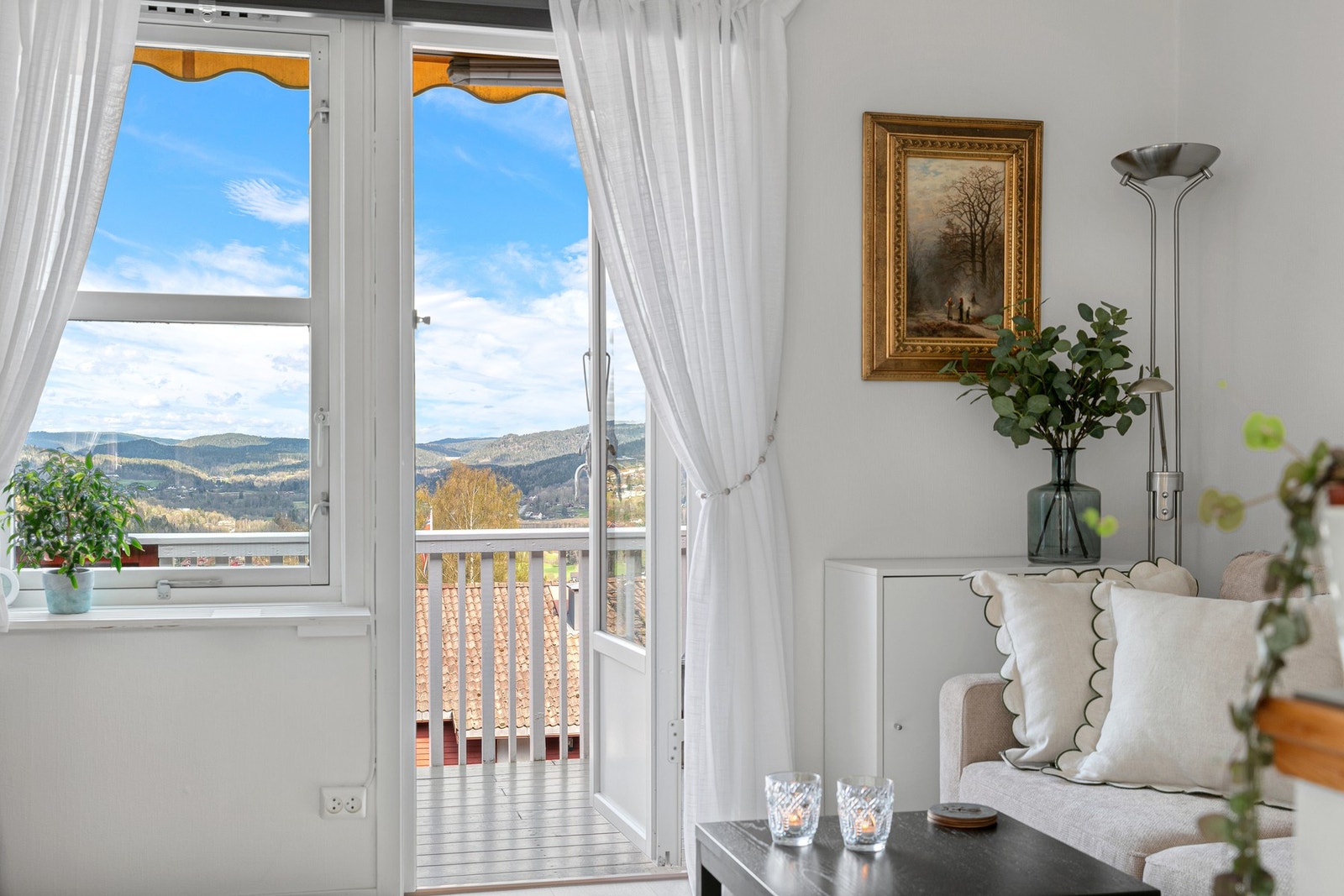 Utgang til terrasse med flott utsikt inn i Lommedalen Galleribilde