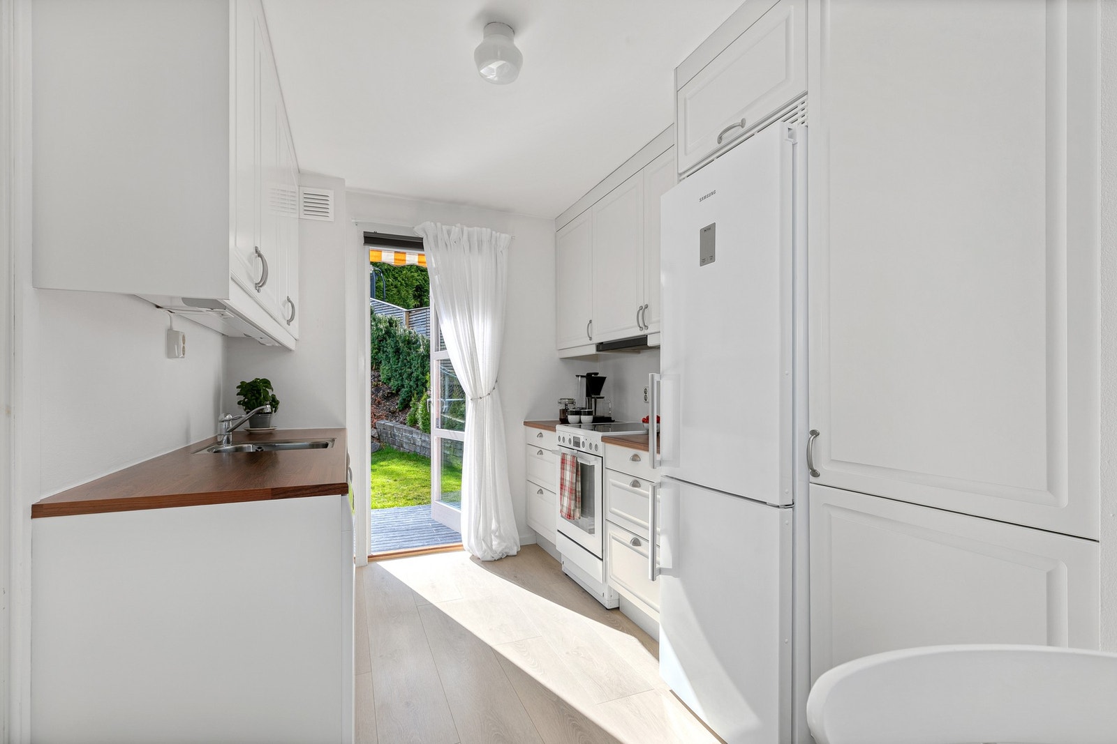 Fra kjøkken er det utgang til hyggelig og lun terrasse. Galleribilde