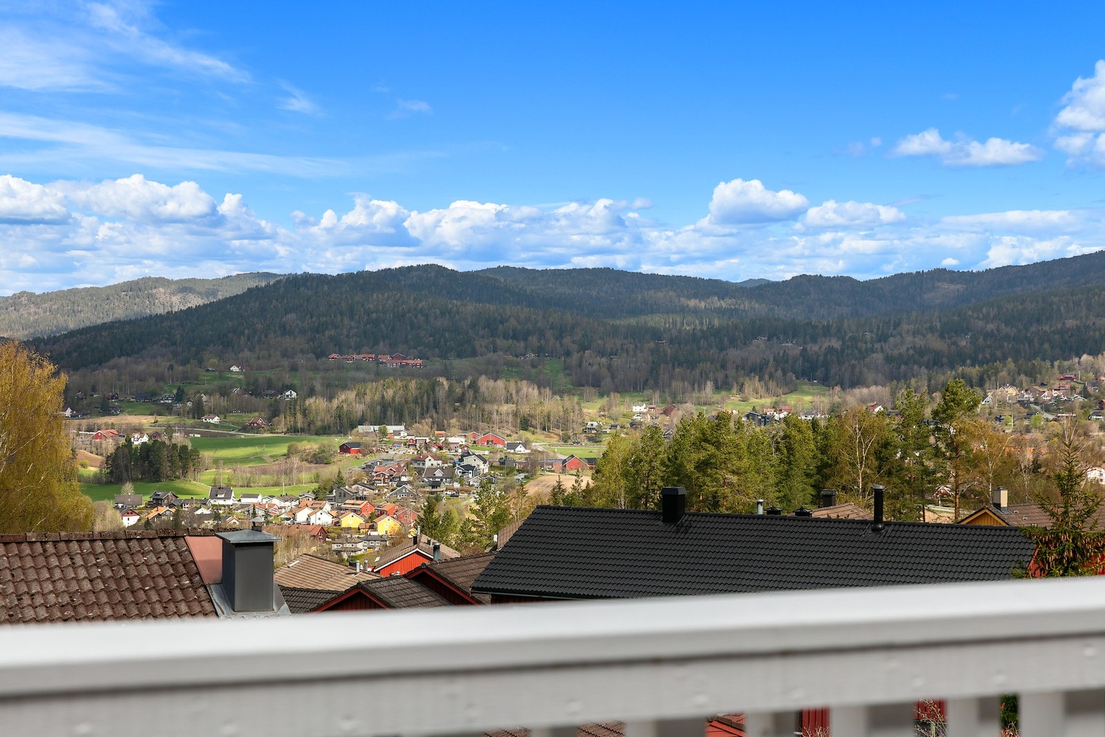 Fra terrassen ser man også opp marka og Burudområdet Galleribilde