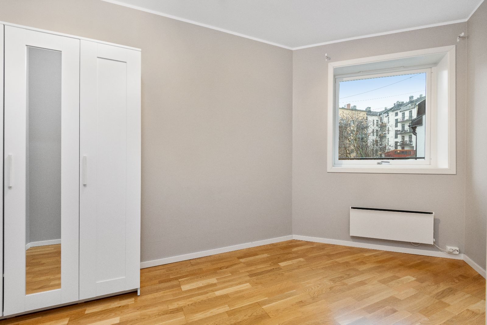 Soverom 1. Garderobeskap medfølger og god plass til dobbeltseng. Galleribilde