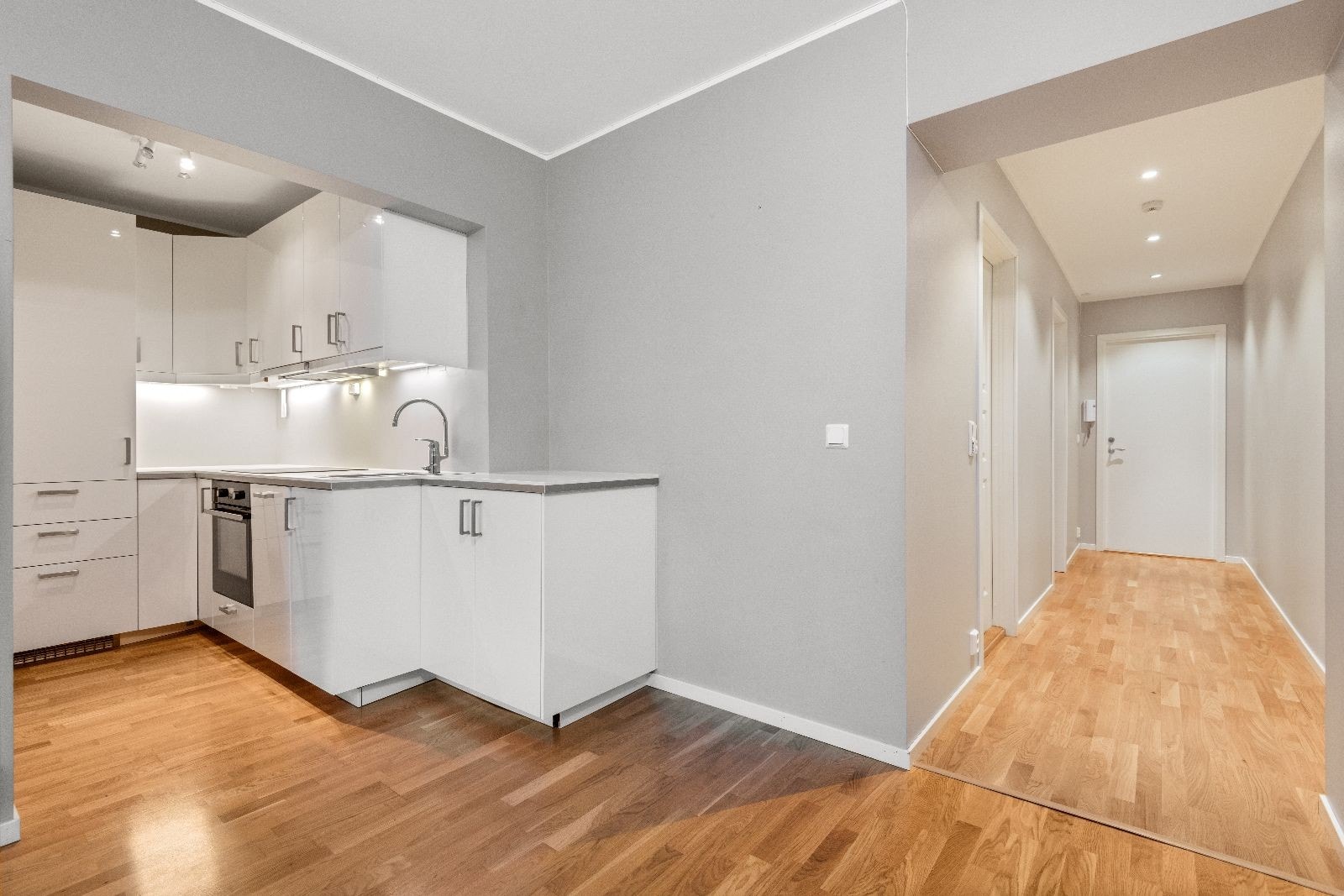 Boligen har en sosial og åpen stue/kjøkkenløsning. Romslig entré. Kabel-tv inkludert. Galleribilde