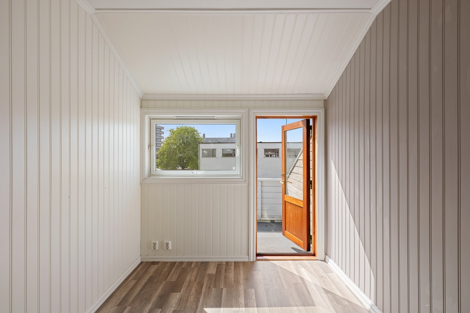 Det ene soverommet har utgang til lufteballong med gode solforhold. Galleribilde