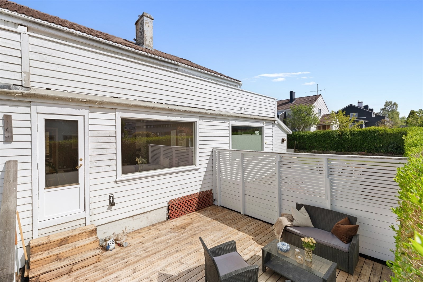 Utgang til en skjermet og privat terrasse med gode solforhold. Galleribilde