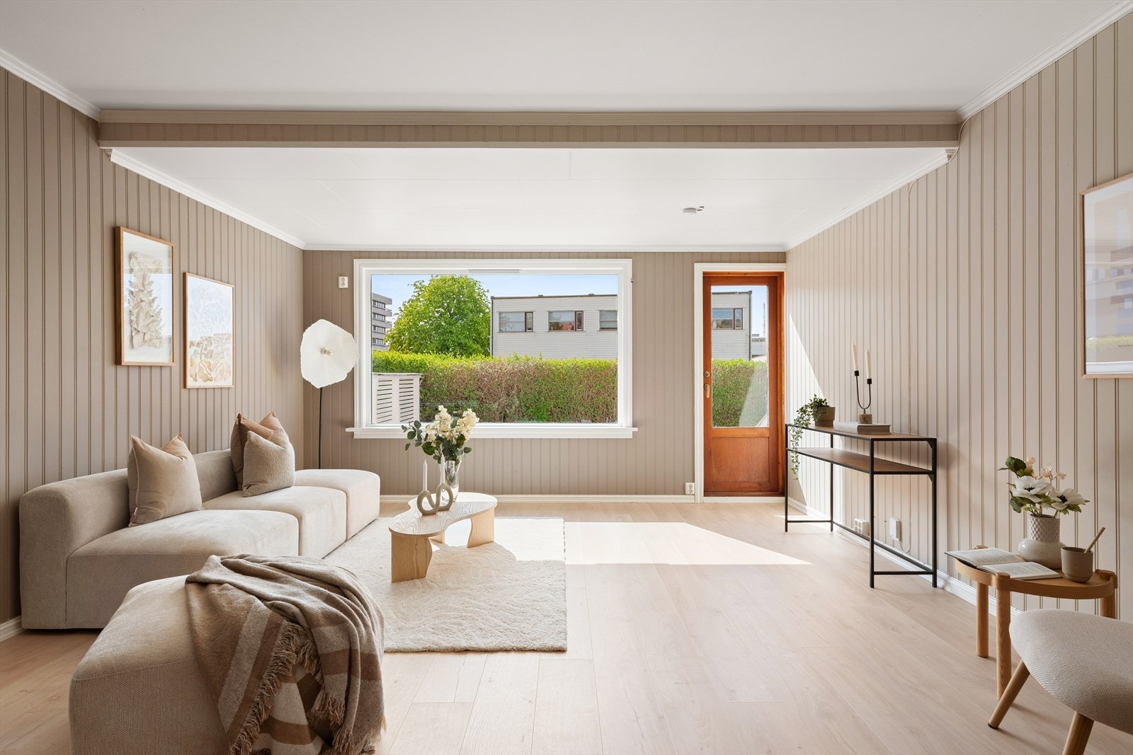 Stuen er romslig og luftig Galleribilde