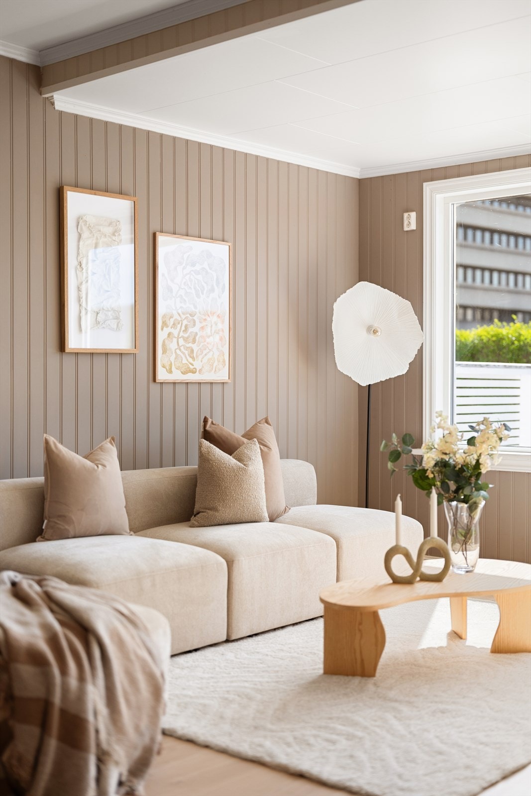 Vegger er malt i tidsriktige fargevalg. Galleribilde