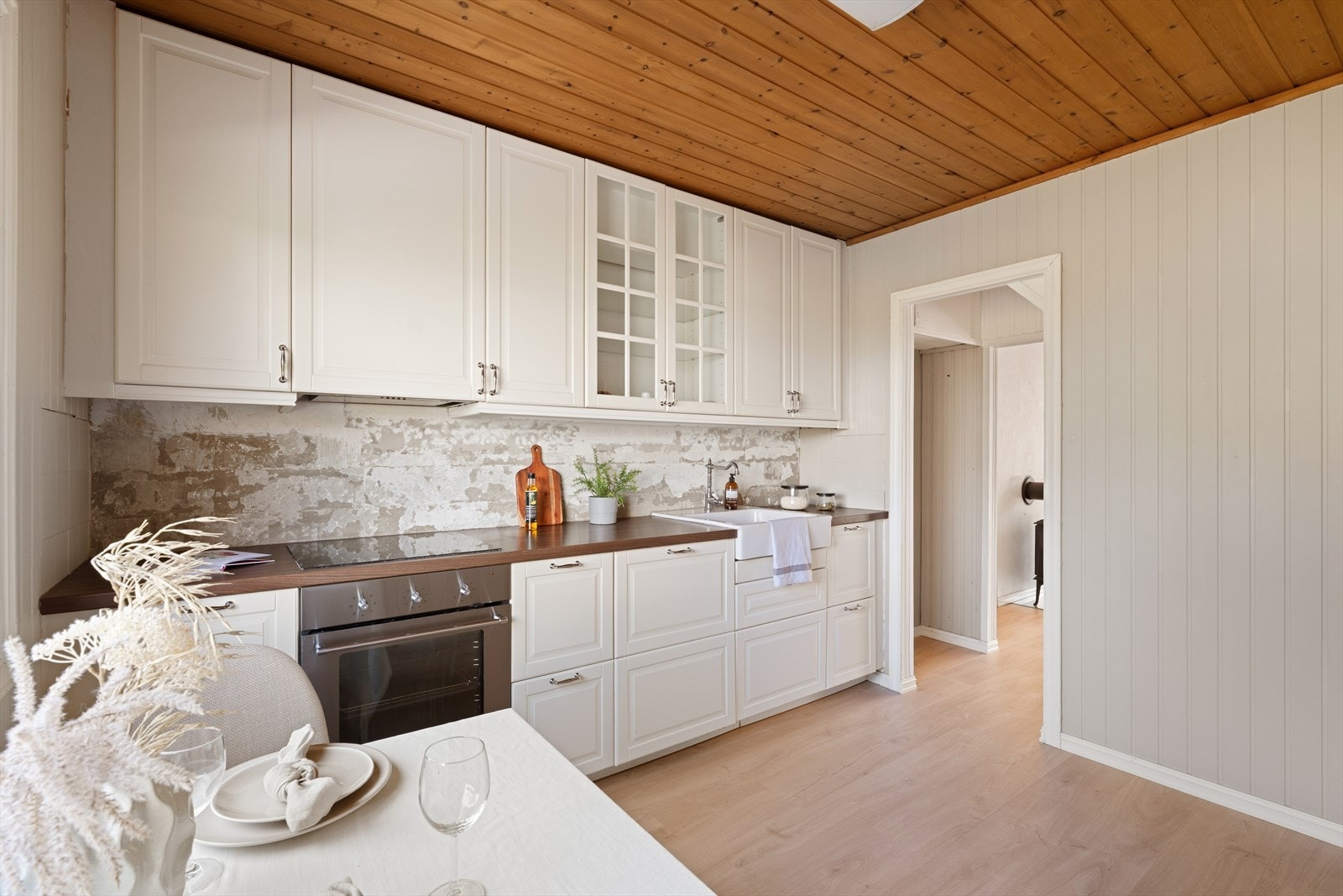 Kjøkkenet har fin innredning med hvite fronter, laminert benkeplate og godt med skap- og skuffeplass. Galleribilde