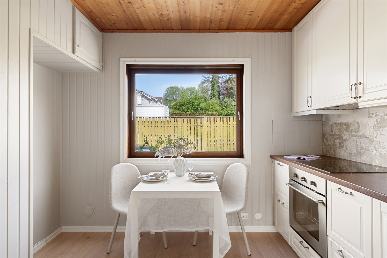 Et stort vindu gir rikelig med naturlig lys og mulighet for god lufting. Galleribilde