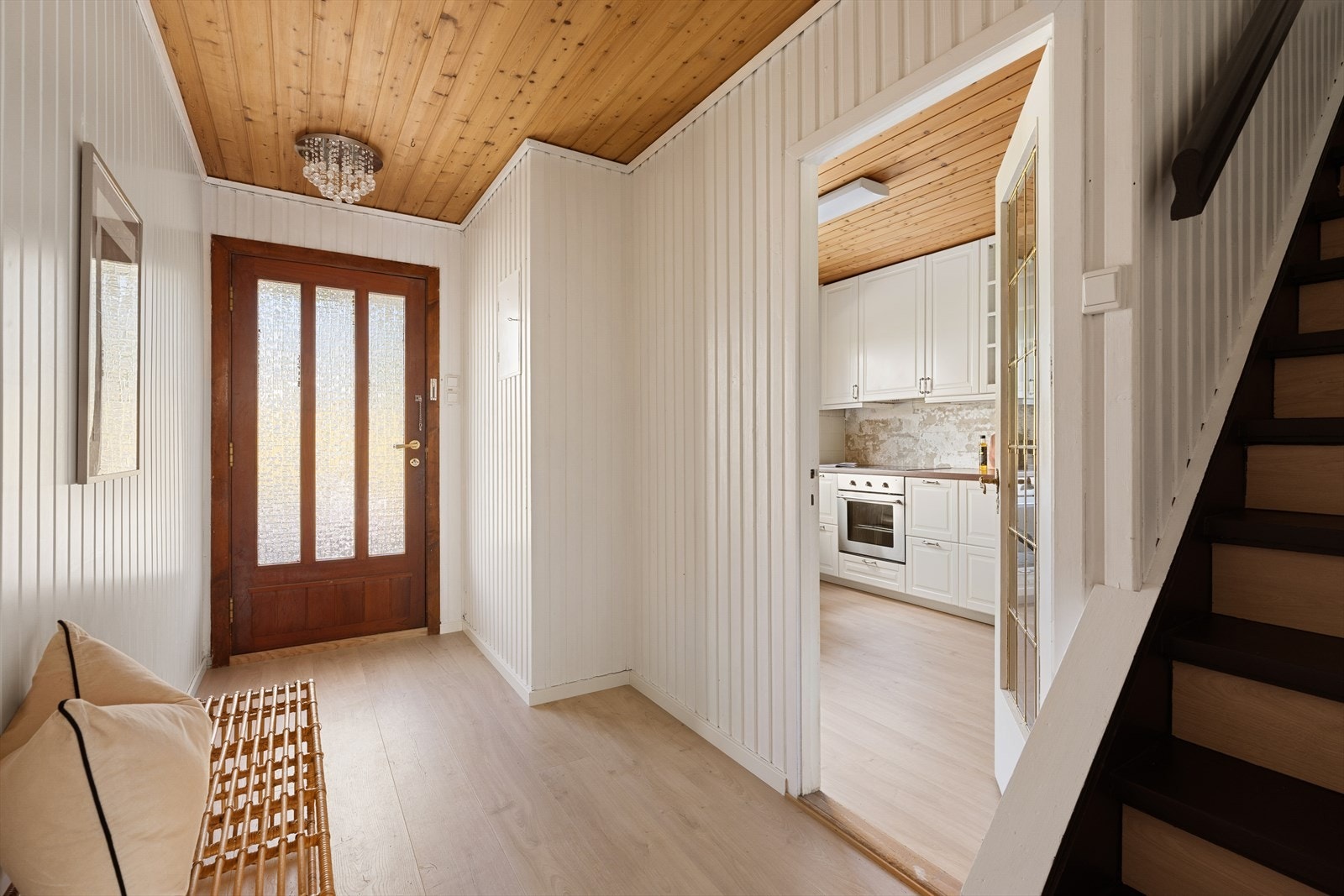 Romslig gang med god plass til oppbevaring av yttertøy. Galleribilde