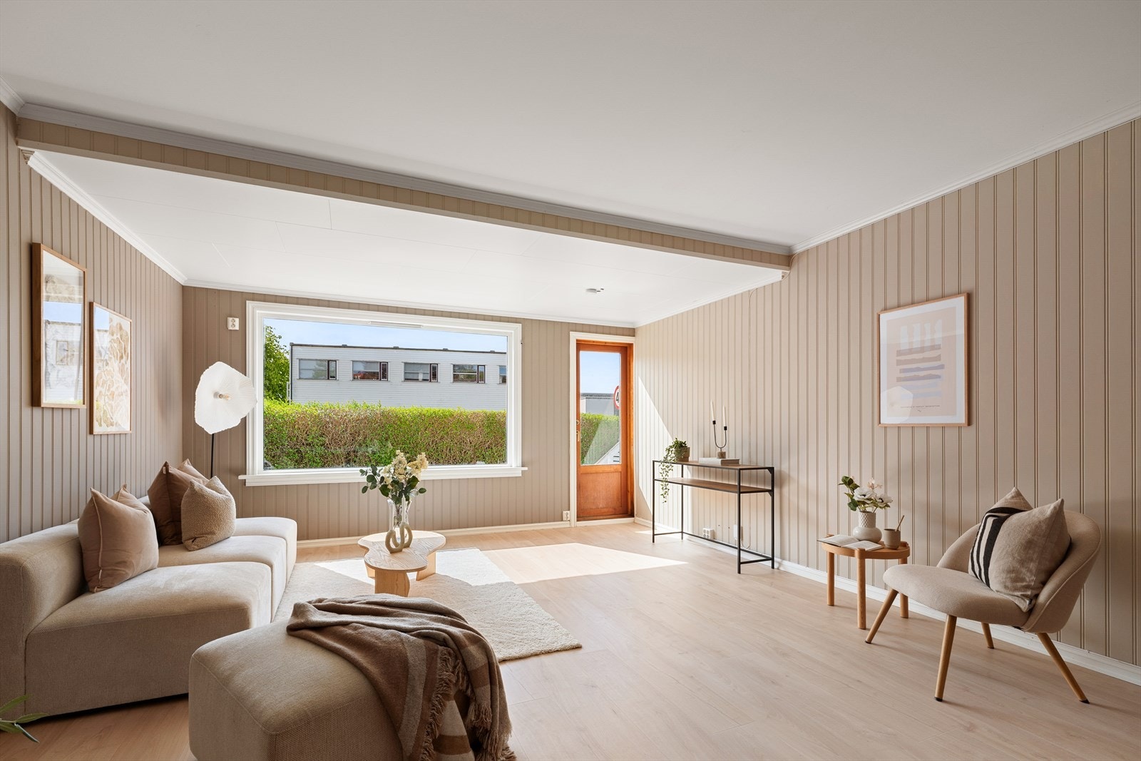 Det er lagt nytt gulv i hele 1. etasje. Galleribilde