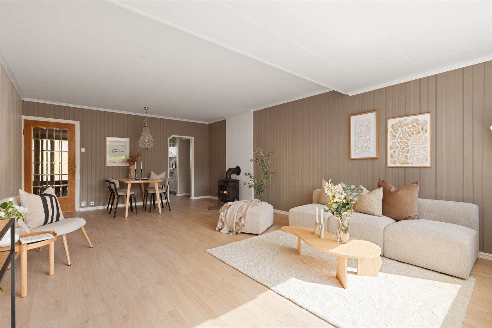 Her har man god plass til både sofagruppe og spisebord. Galleribilde