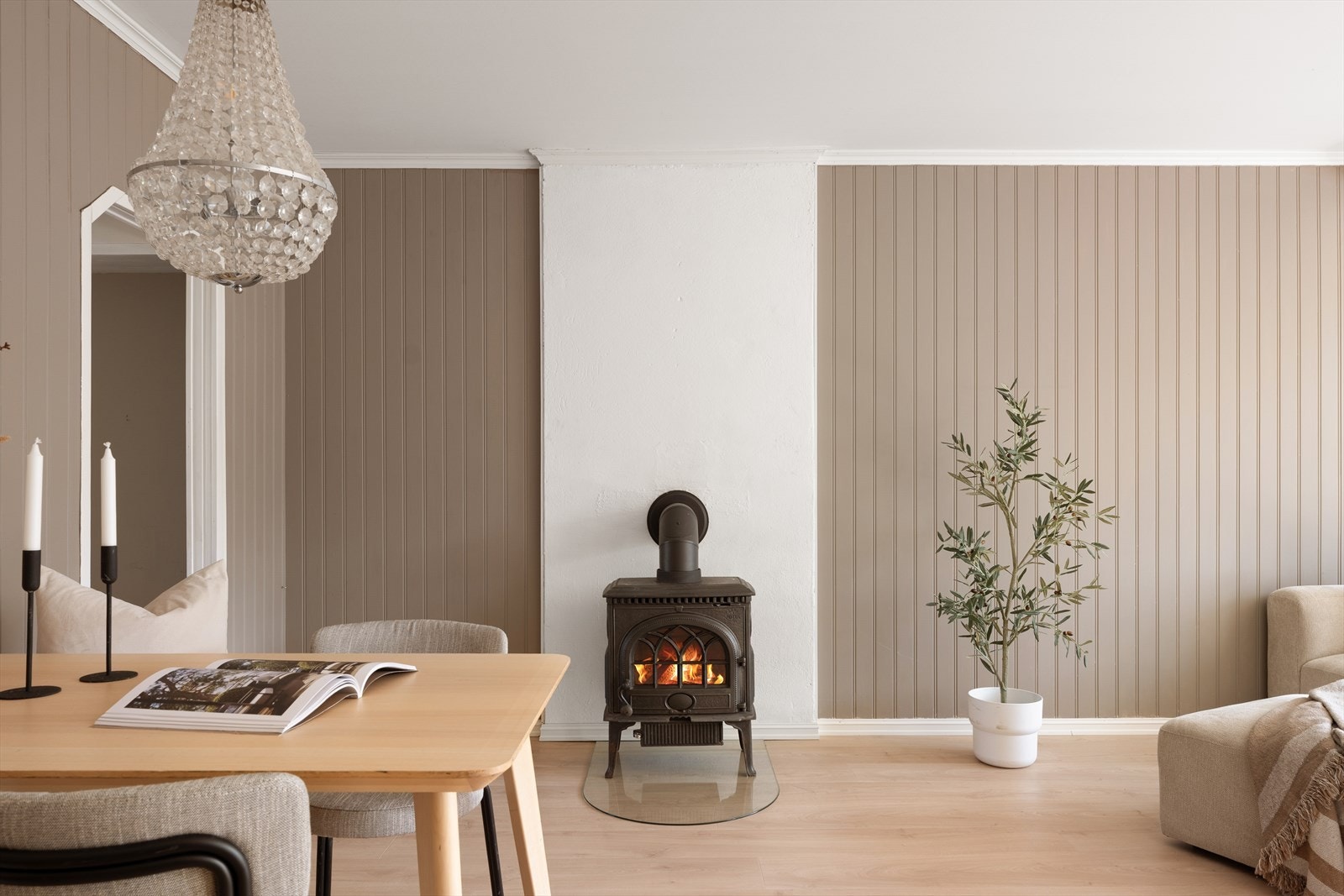 Vedovn i stuen. Galleribilde