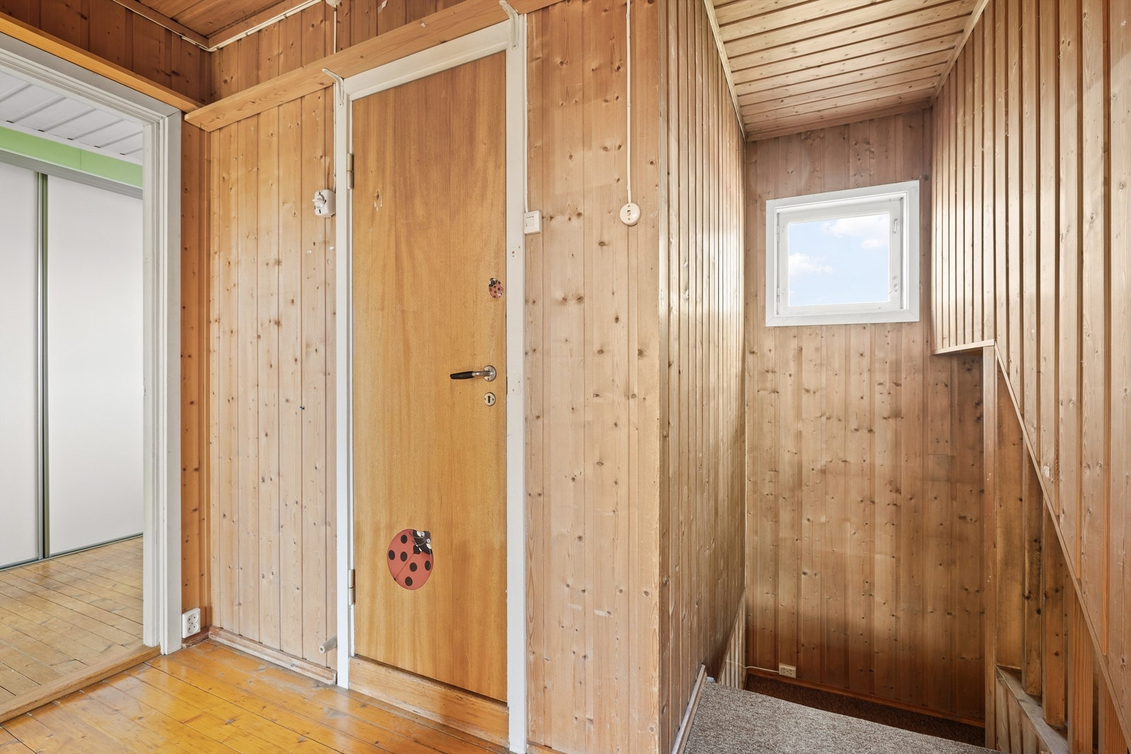 2. etasje. består av 3 soverom og bad. Galleribilde