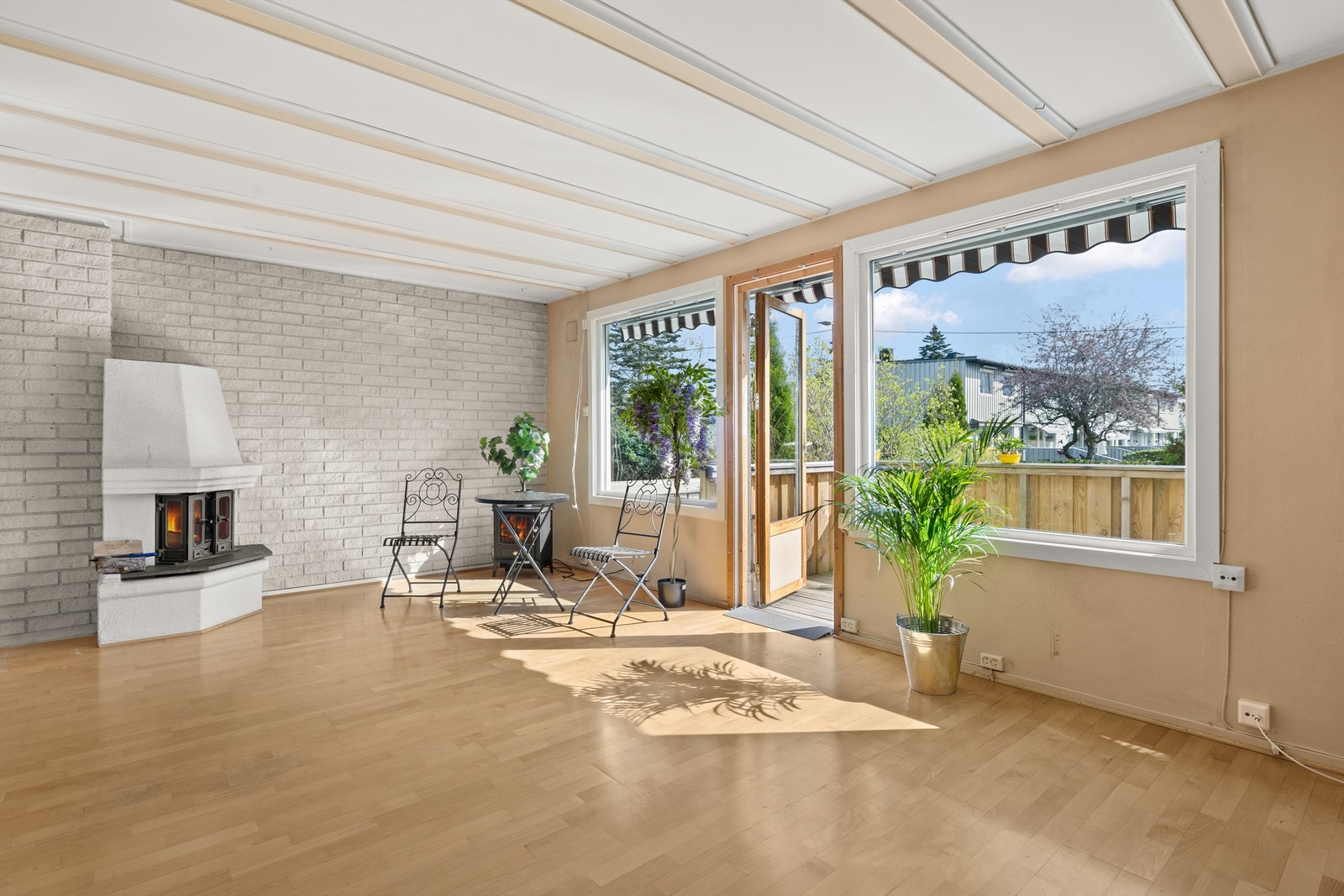 Et eldre rekkehus over tre plan med tilhørende garasje i rekke. Boligen ligger i et hyggelig felt, nær skogen, marka og fine turområder ved Østensjøvannet. Galleribilde