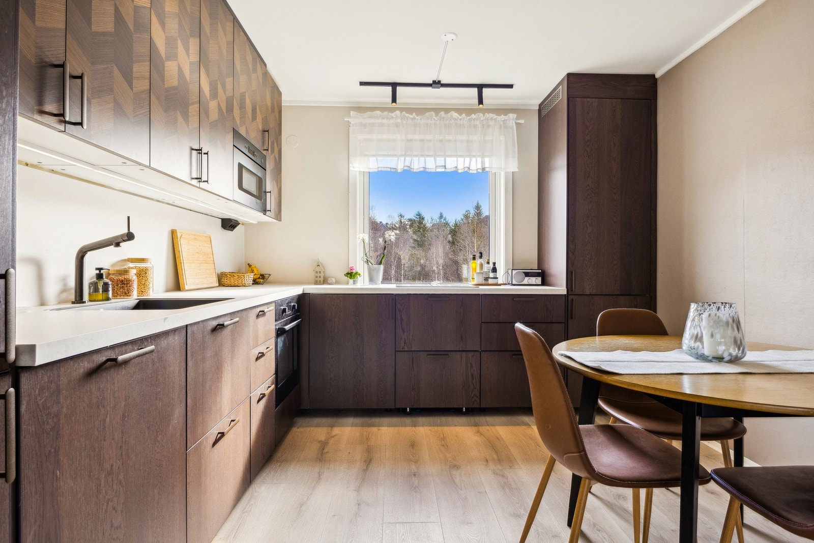 Kjøkkenet har integrerte hvitevarer som medfølger i salget. Galleribilde