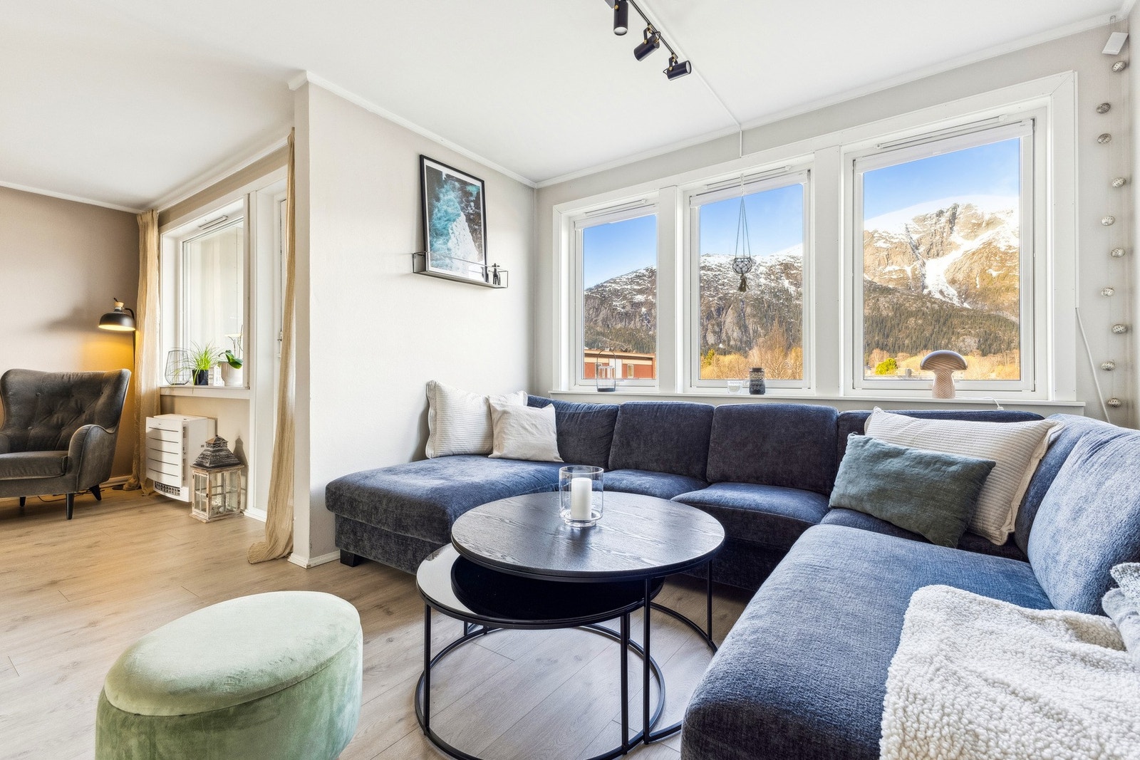 Leiligheta har gjennomgående lyse og moderne farger på vegger, tak og gulv. Galleribilde