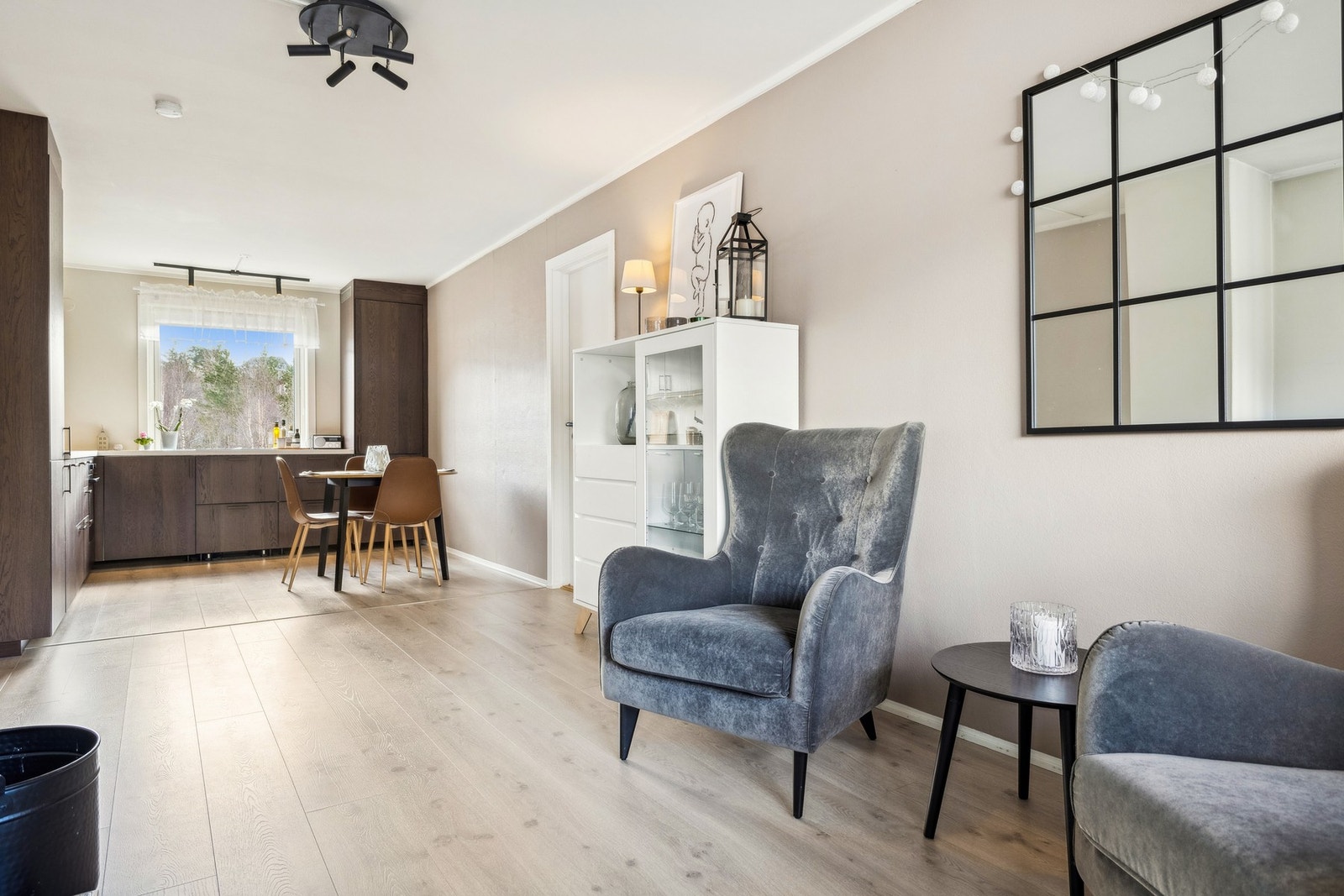 Åpen løsning mellom stue og kjøkken som gjør dette til en sosial sone. Galleribilde