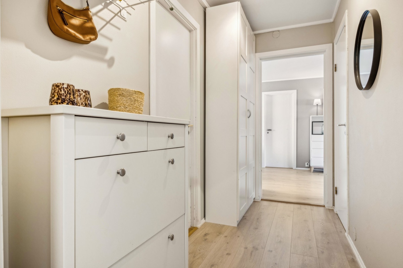 Lys og fin gang med praktisk oppbevaring. Galleribilde