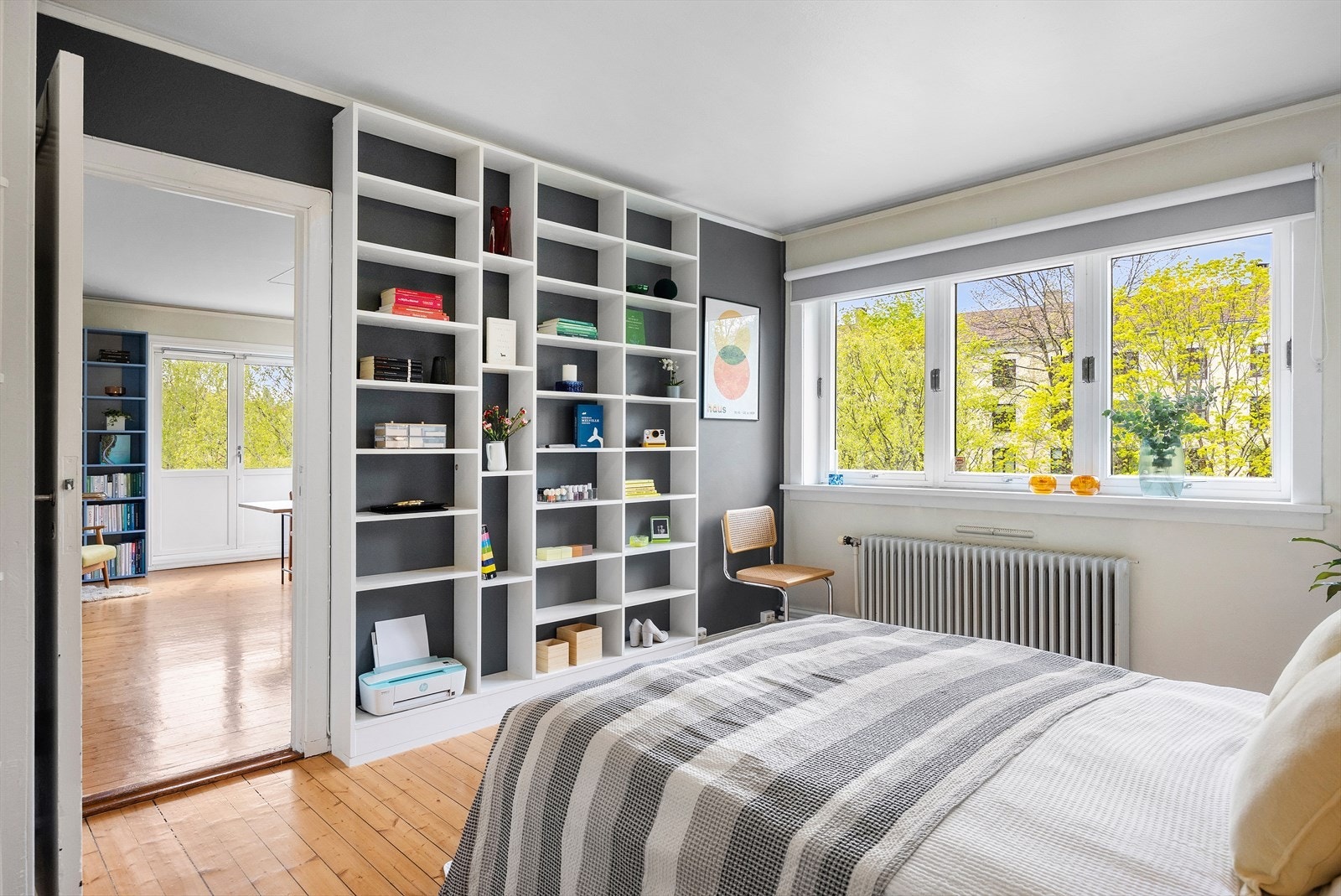 De brede vindusflatene gir rikelig med naturlig lys og bidrar til en luftig romfølelse. Galleribilde