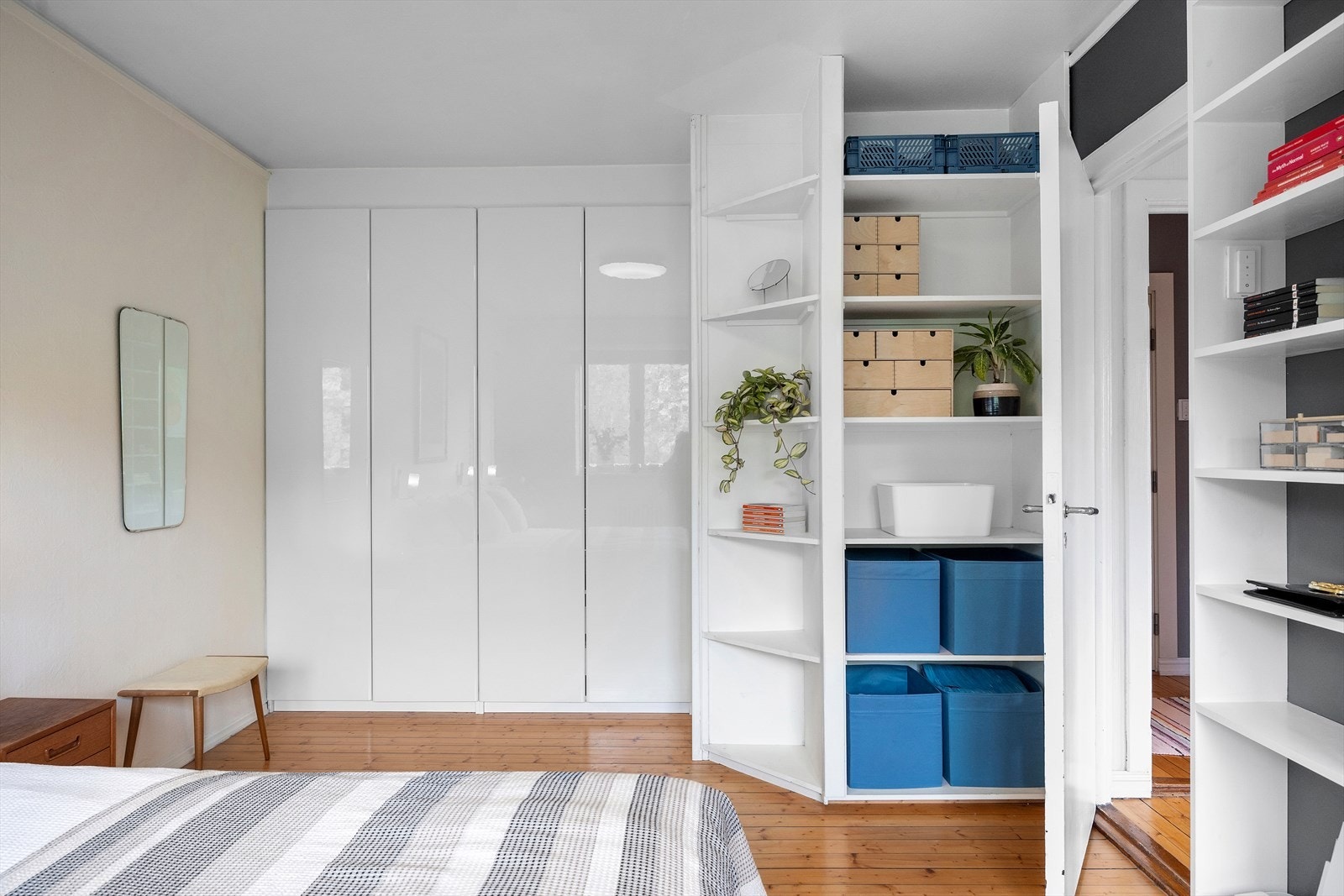 Her er det god plass til lagring i store garderobeskap og diverse hyller. Galleribilde