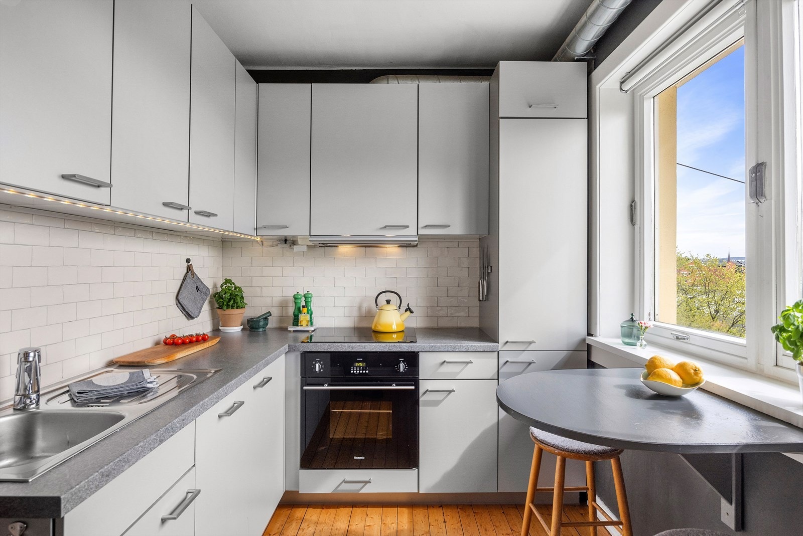 Kjøkkenet har en pen og moderne innredning med glatte fronter. Galleribilde