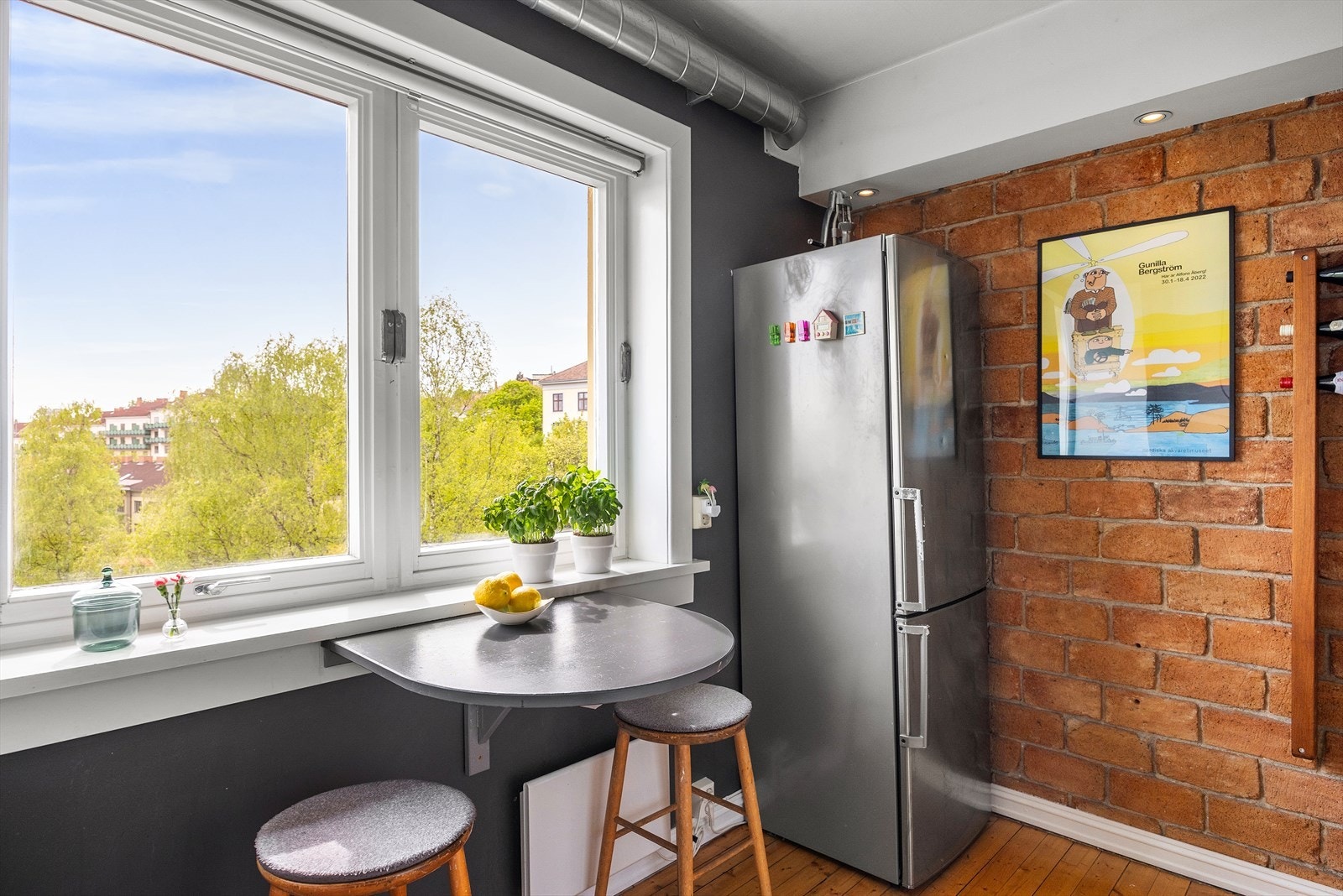 Det er avsatt plass til en koselig spiseplass, perfekt for å nyte morgenkaffen mens du ser ut over en fredelig og usjenert utsikt. Galleribilde