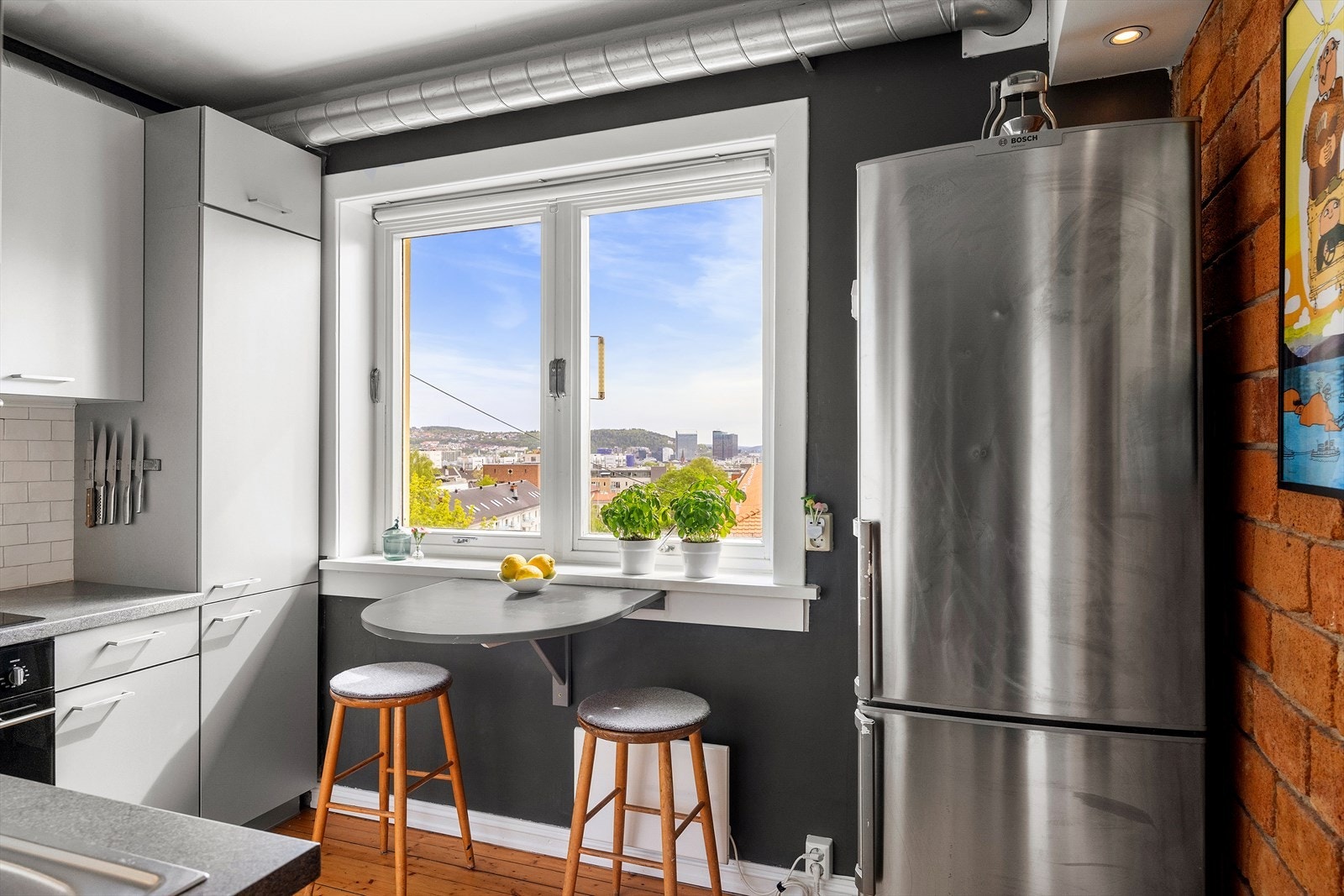 Laminat benkeplate med nedfelt vask gir en praktisk arbeidsflate, og kjøkkenet er godt utstyrt med integrert platetopp, stekeovn, oppvaskmaskin og kjøl/fryseskap. I tillegg har kjøkkenet avtrekk ut. Galleribilde