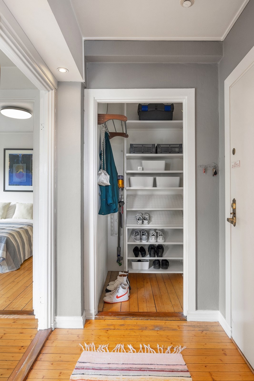 Det praktiske kottet godt med plass til både oppheng av yttertøy og oppbevaring av sko. Galleribilde