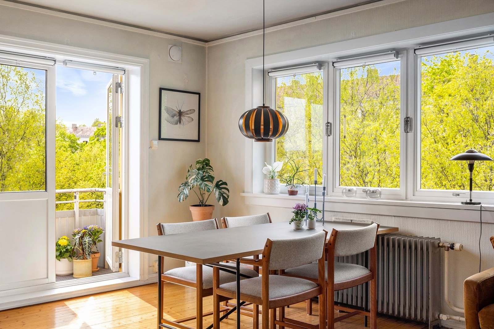 Det er også god plass til et større spisebord, perfekt for hyggelige måltider med venner og familie. Galleribilde