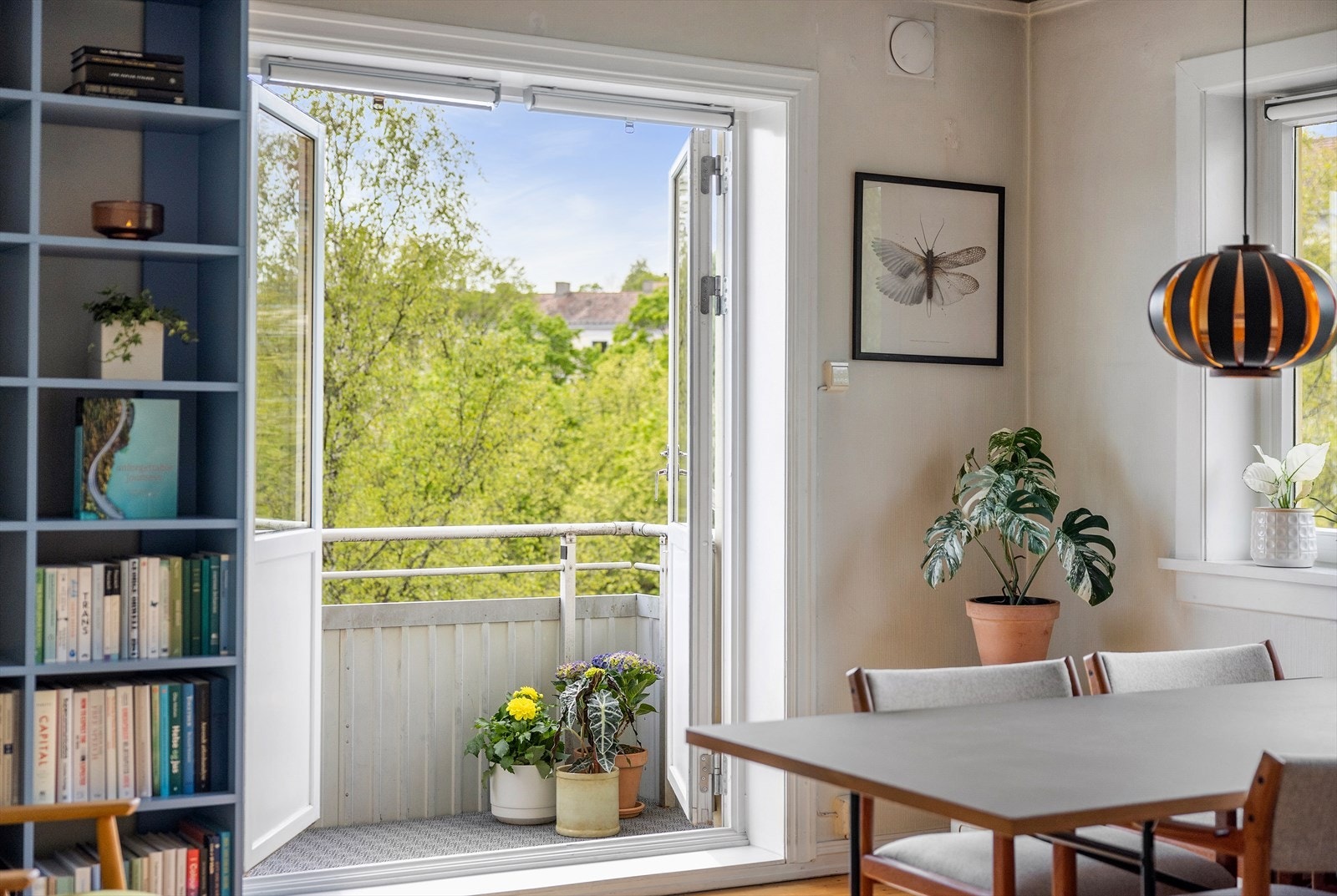 Balkongen har adkomst direkte fra stuen og gir en sømløs overgang mellom inne og ute. Galleribilde