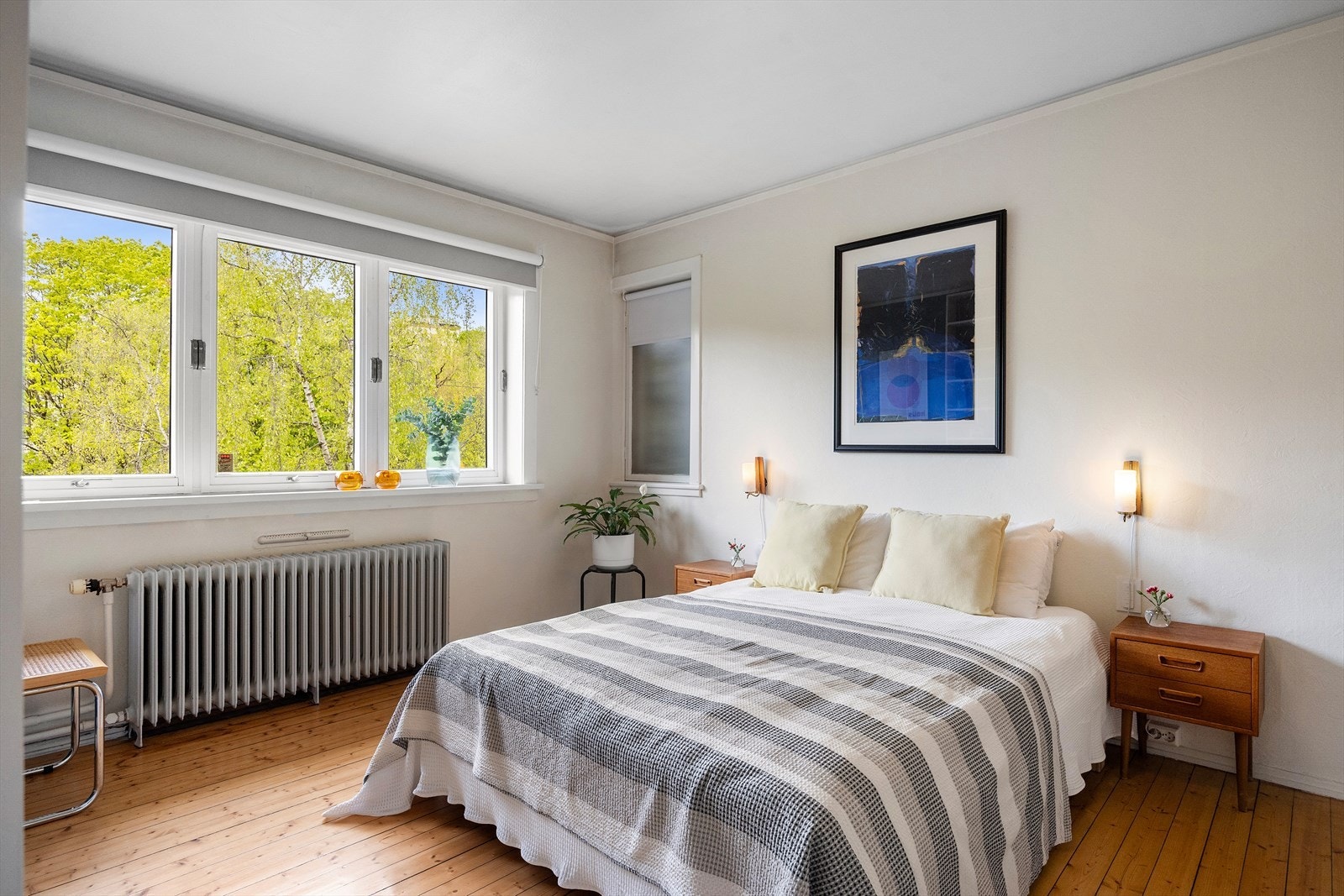 Romslig hovedsoverom med god plass til en større dobbeltseng og tilhørende nattbord. Galleribilde