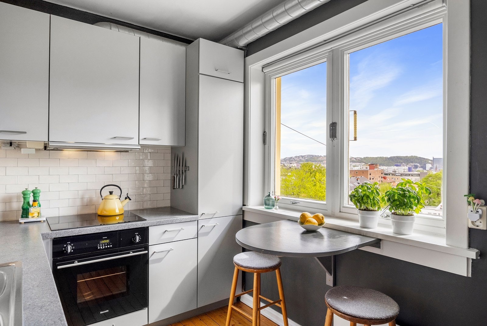 Her er det godt med oppbevaringsplass i både over- og underskap, noe som gjør det enkelt å holde orden. Galleribilde