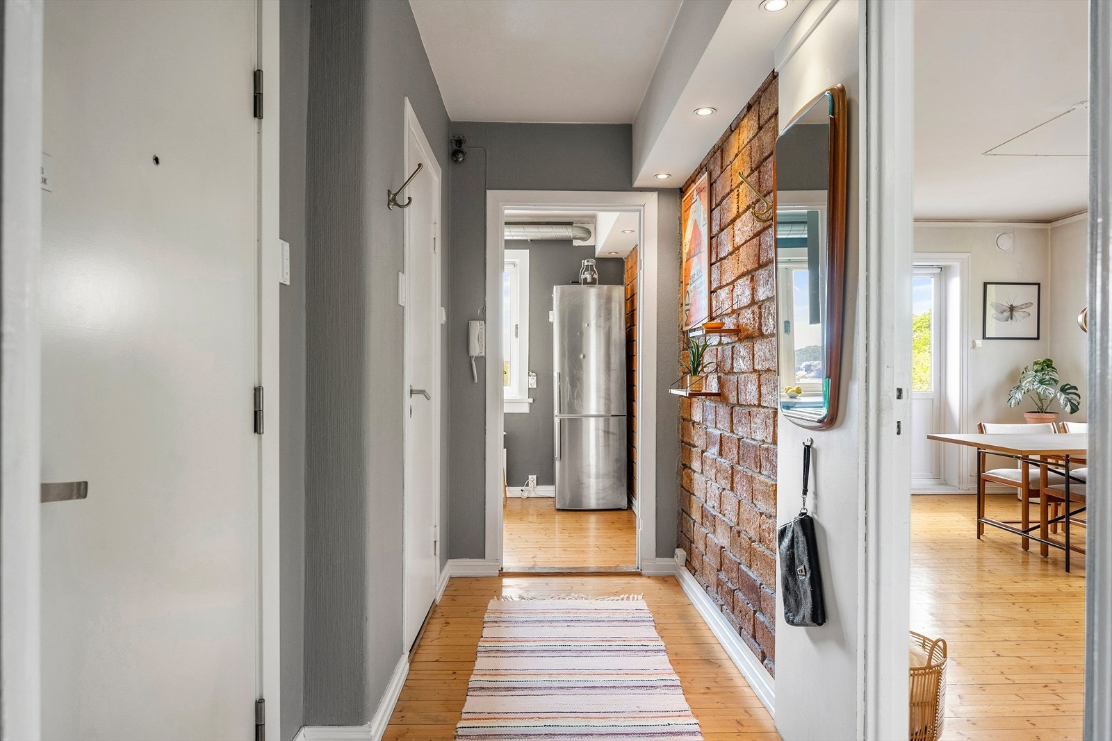 Innbydende entré med en sjarmerende teglsteinsvegg som setter stemningen allerede ved inngangsdøren. Galleribilde