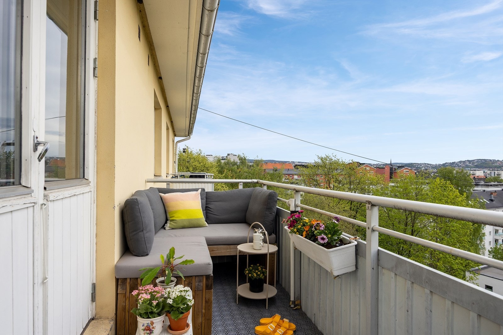 Balkongen er på 5 kvm og vender sør-vestvendt. Galleribilde