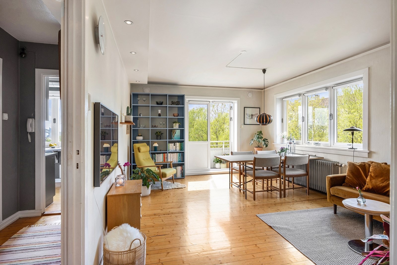 Stuen oppleves som svært romslig og innbydende! Galleribilde