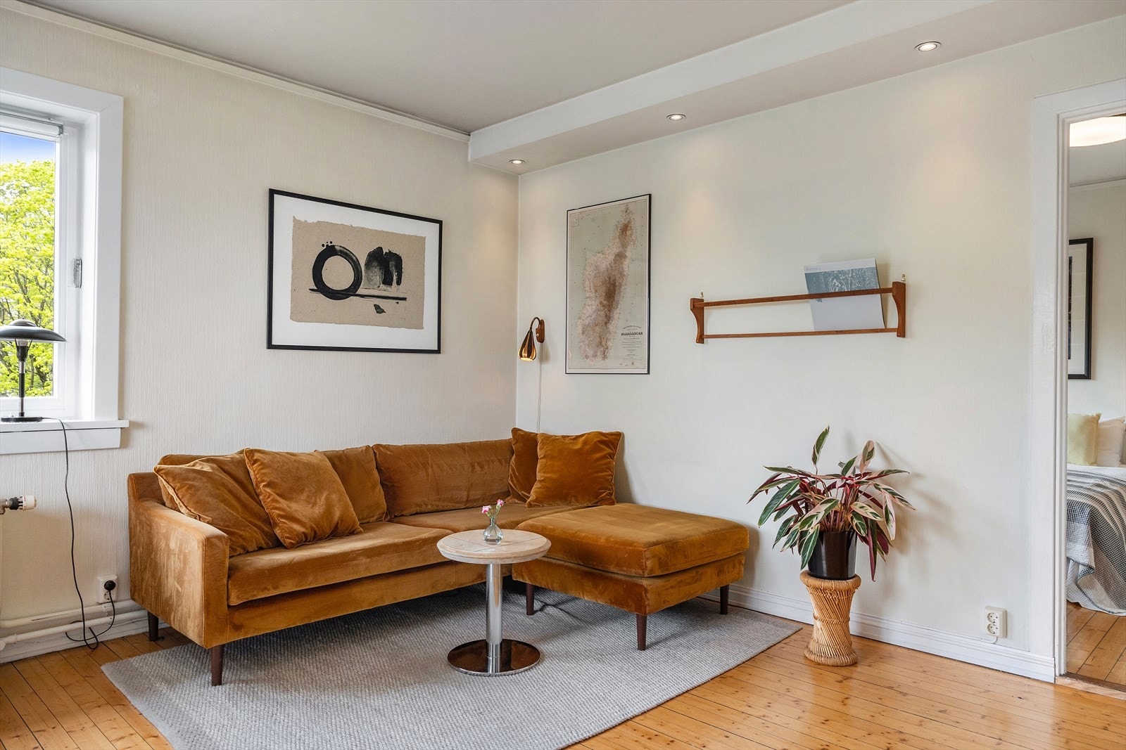 Det er rikelig plass til både en komfortabel sofagruppe og annet møblement. Galleribilde