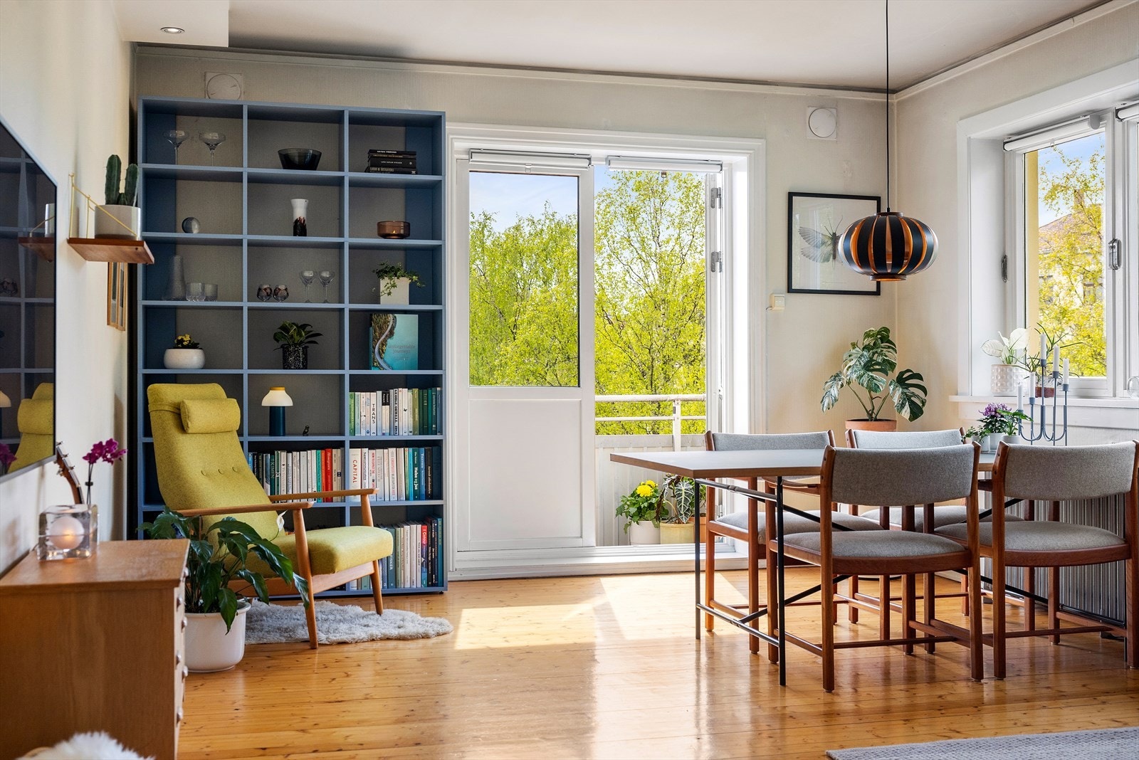 Store vindusflater sørger for rikelig med naturlig dagslys og skaper en luftig atmosfære. Her er du helt usjenert! Galleribilde