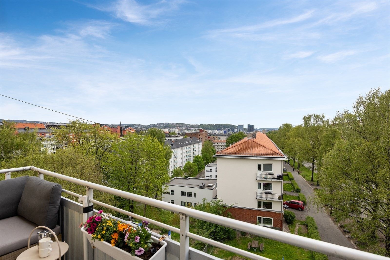 Dette er en lys og trivelig leilighet i 5. etasje med en solrik sørvestvendt balkong. Galleribilde