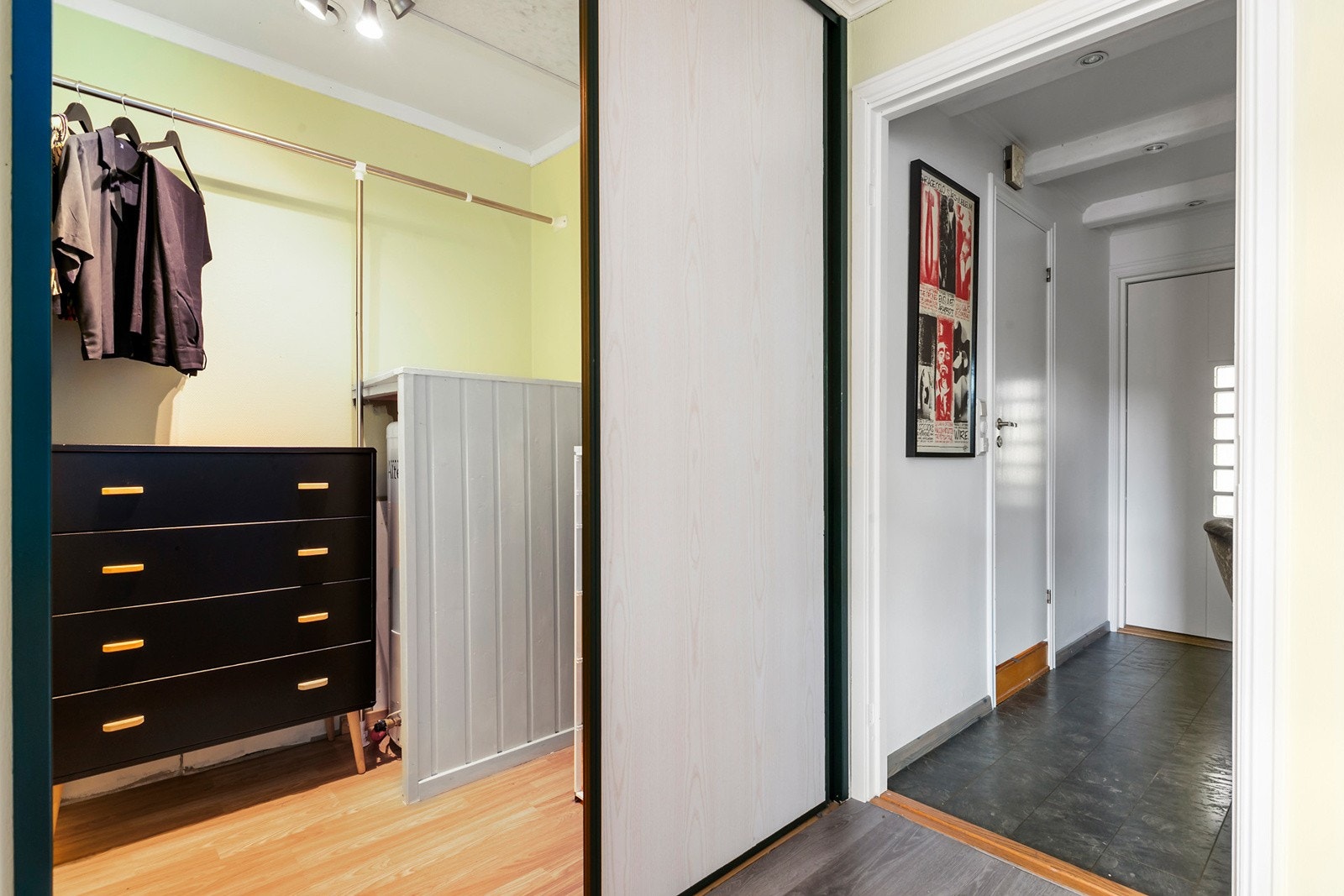 Meget god garderobeplass med skyvedør Galleribilde