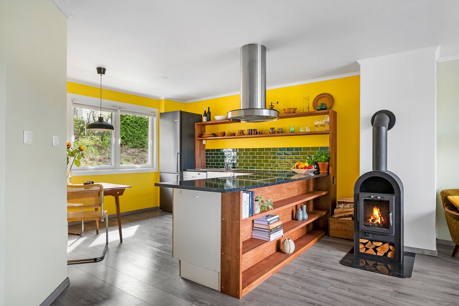 Lysinnslipp fra 2 sider av rommet Galleribilde