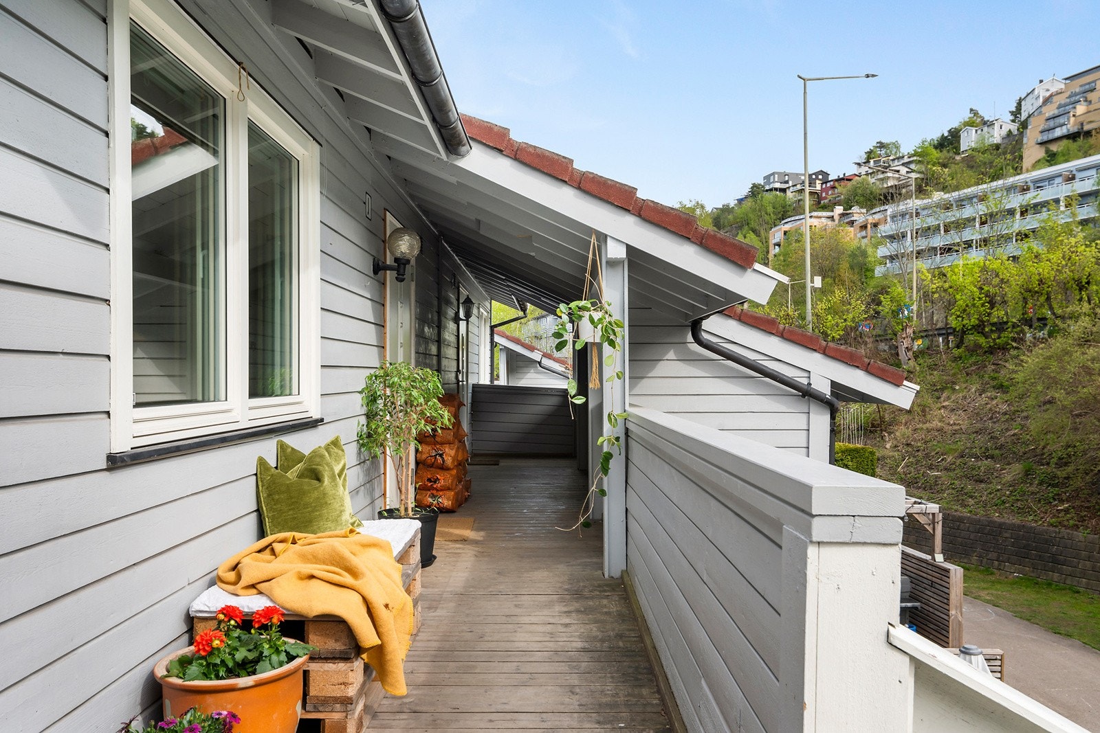 Flott svalgang foran inngangsparti Galleribilde