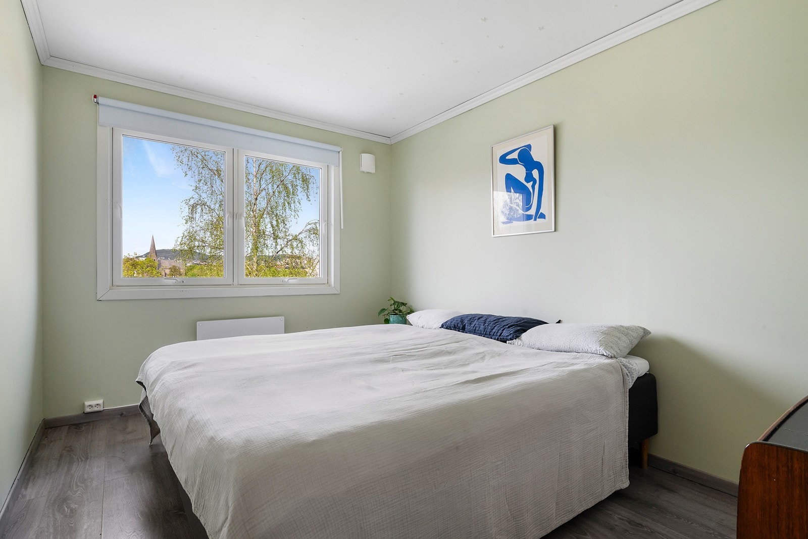 Soverom med god plass til stor dobbeltseng (selgers er 180x210) Galleribilde