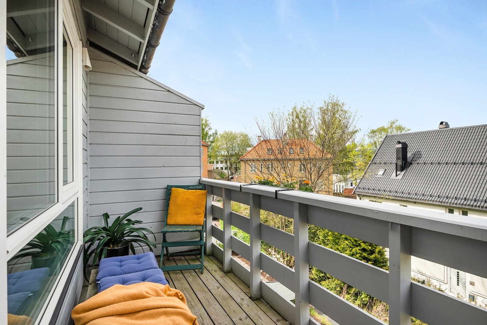 Gode solforhold på balkong og felles svalgang foran boligen Galleribilde