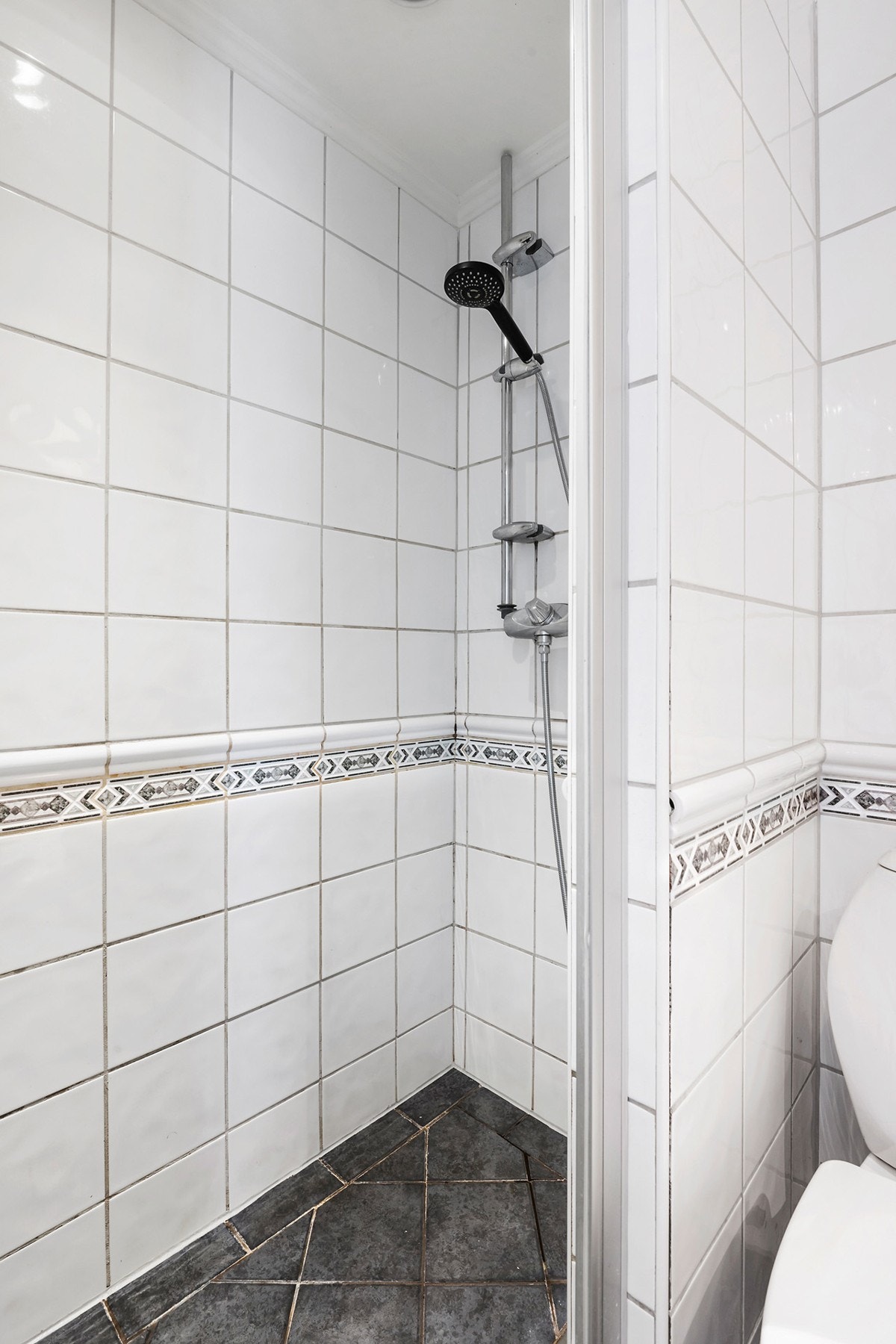 Dusjsone separert med vegg med glassdør Galleribilde