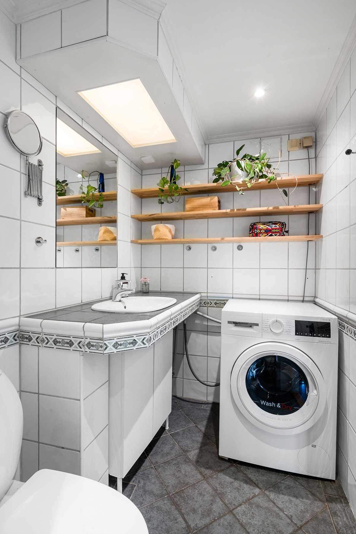 Flislagt bad med varmekabler og downlights. Opplegg for vaskemaskin. Galleribilde