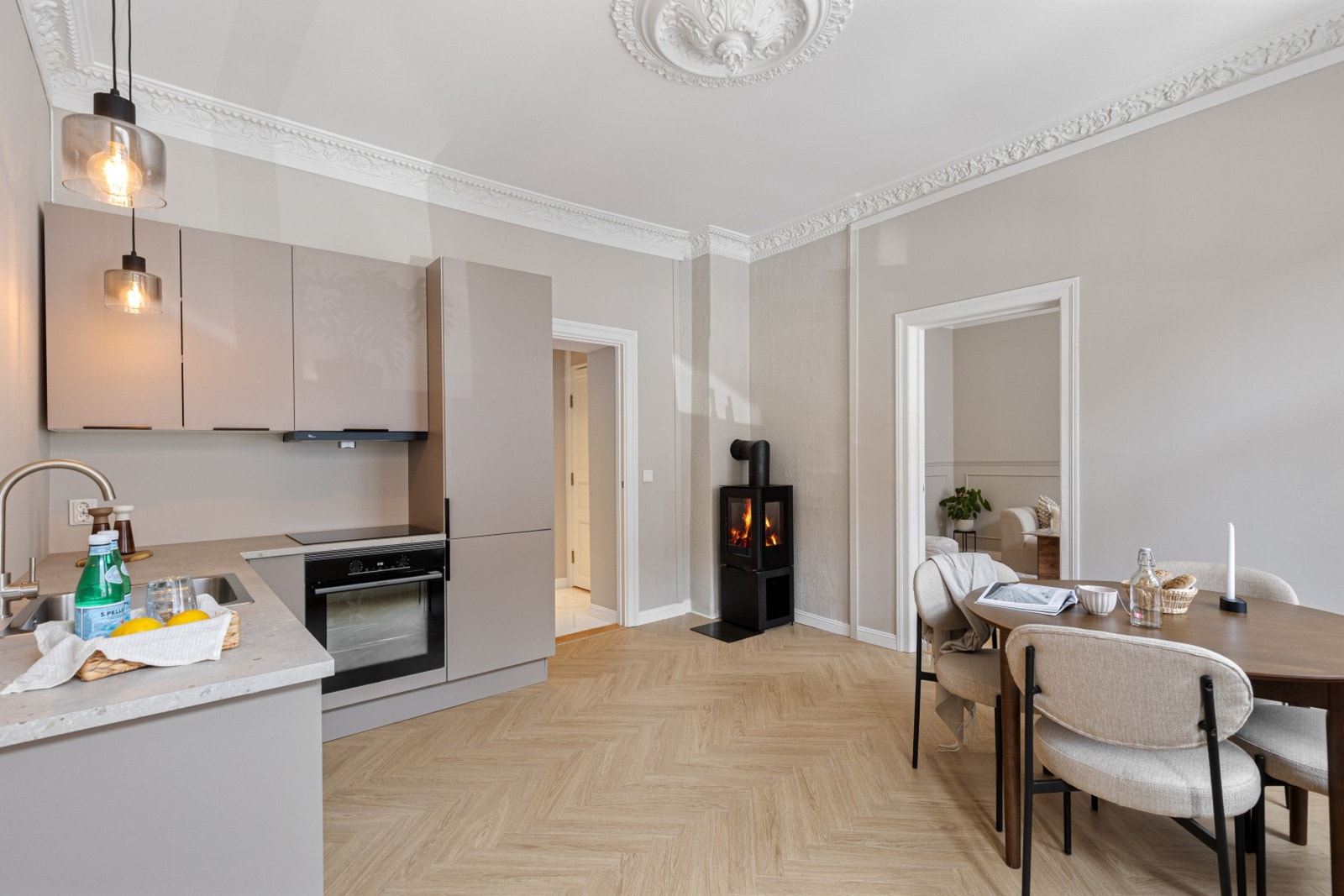 Kjøkkenet har godt med lagringsplass og kullfilter ventilasjon. Galleribilde