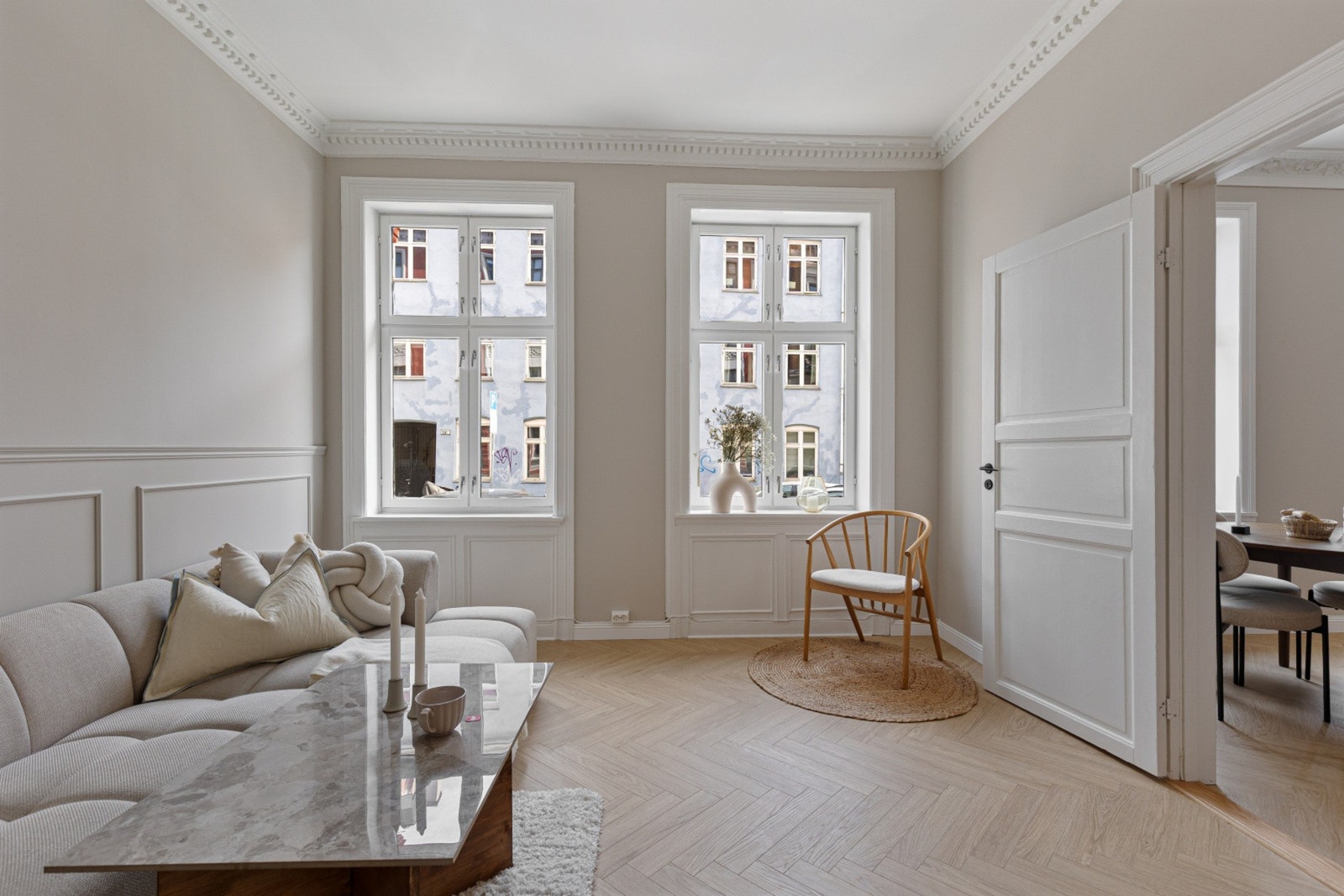 Romslig stue med, store vinduer, klassiske detaljer og takhøyde på hele 2,92 meter. Galleribilde